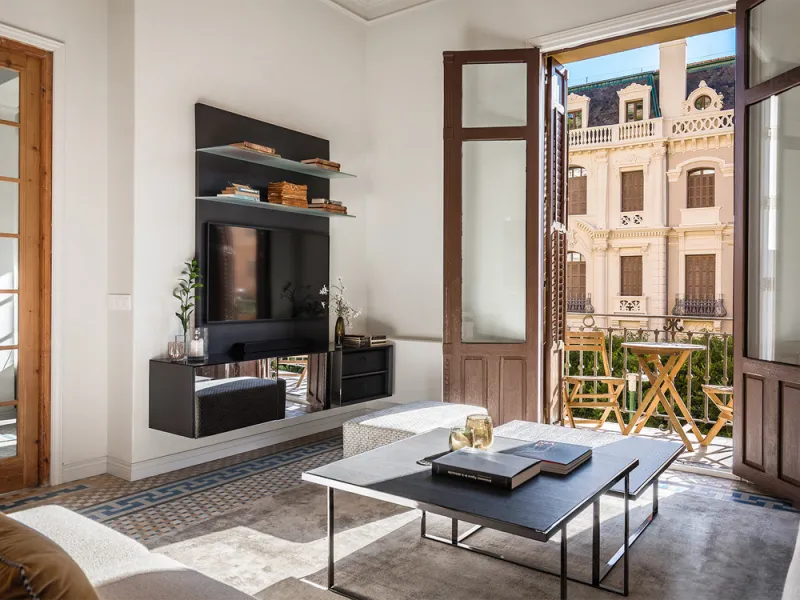 Spectacular luxury apartment located right on Paseo de Reding, in a unique building that forms part of the iconic Casas de Félix Sáenz, an architectural complex from the early 20th century. Its design, attributed to the renowned architect Fernando Guerrer
