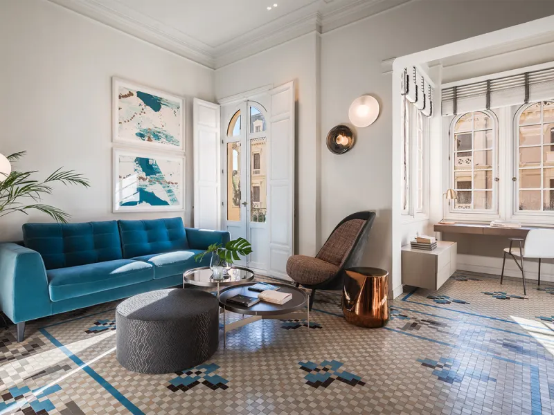 Spectacular luxury apartment located right on Paseo de Reding, in a unique building that forms part of the iconic Casas de Félix Sáenz, an architectural complex from the early 20th century. Its design, attributed to the renowned architect Fernando Guerrer