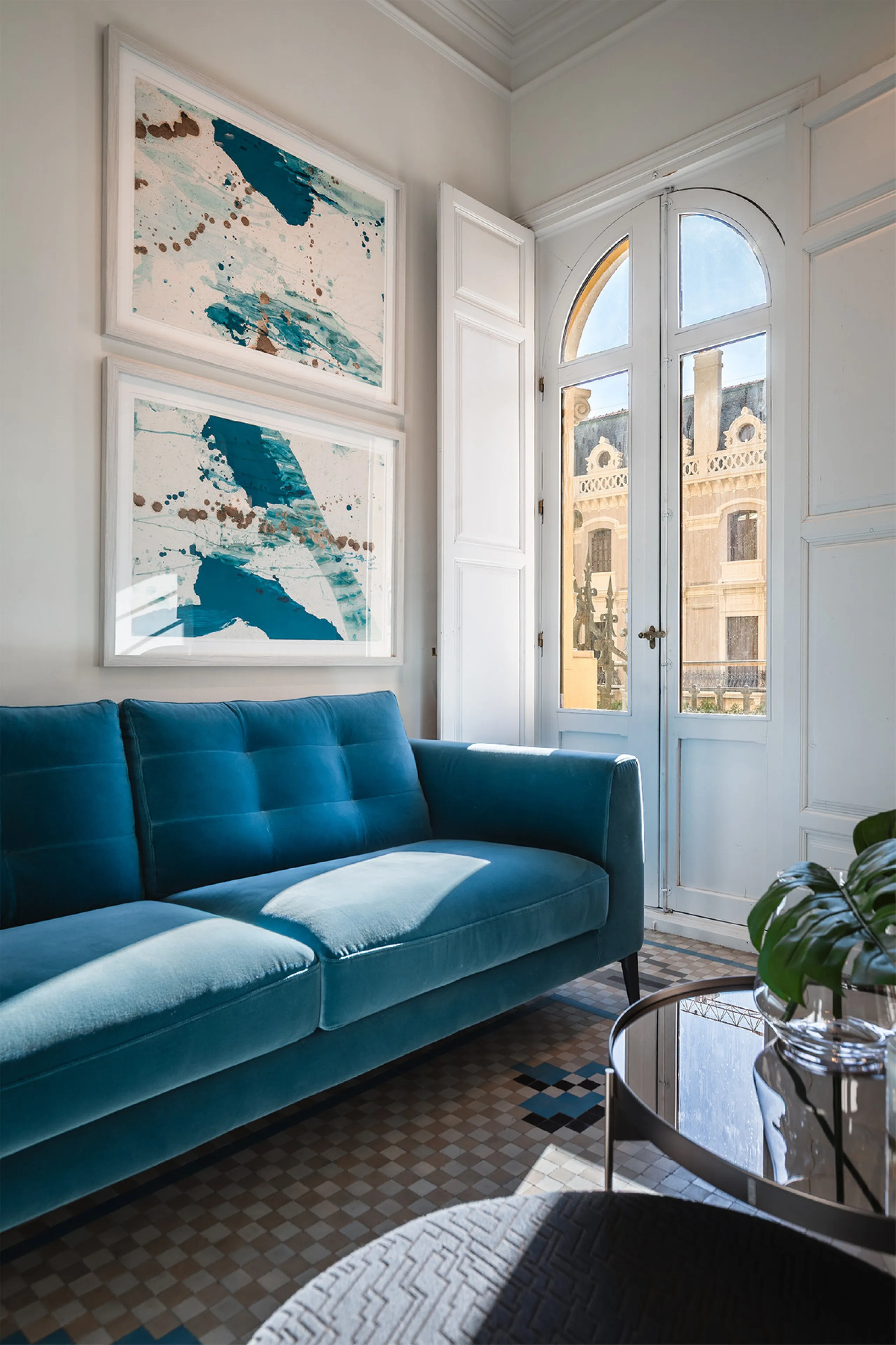 Spectacular luxury apartment located right on Paseo de Reding, in a unique building that forms part of the iconic Casas de Félix Sáenz, an architectural complex from the early 20th century. Its design, attributed to the renowned architect Fernando Guerrer