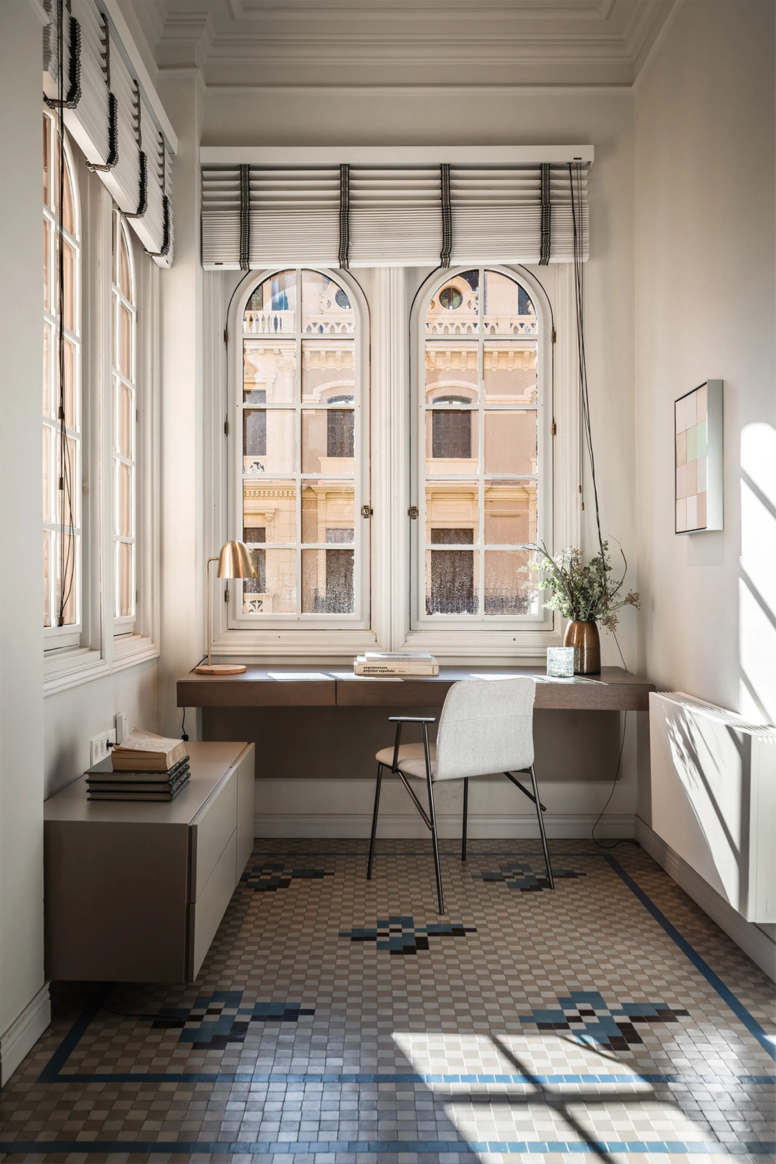 Spectacular luxury apartment located right on Paseo de Reding, in a unique building that forms part of the iconic Casas de Félix Sáenz, an architectural complex from the early 20th century. Its design, attributed to the renowned architect Fernando Guerrer