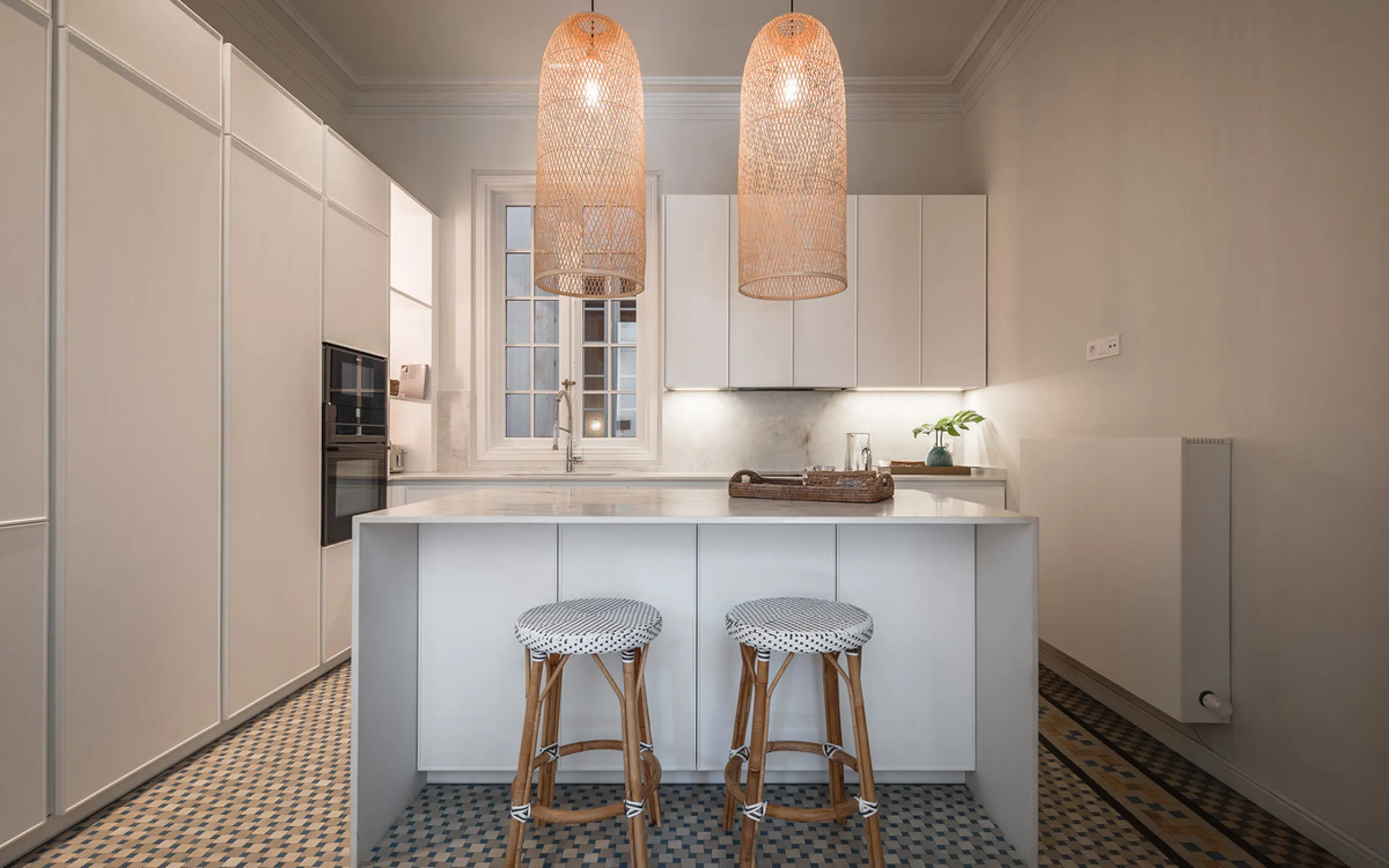 Spectacular luxury apartment located right on Paseo de Reding, in a unique building that forms part of the iconic Casas de Félix Sáenz, an architectural complex from the early 20th century. Its design, attributed to the renowned architect Fernando Guerrer