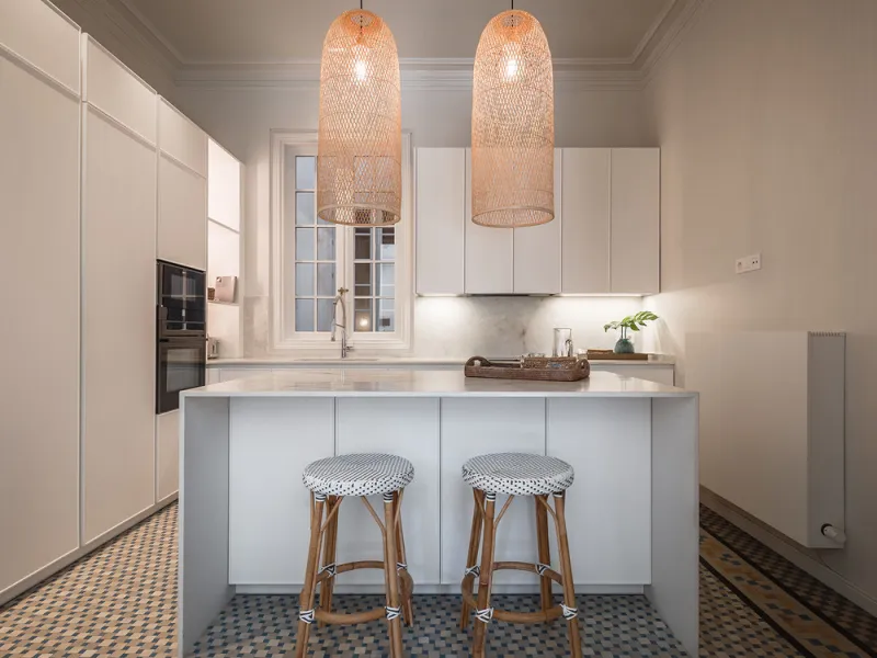 Spectacular luxury apartment located right on Paseo de Reding, in a unique building that forms part of the iconic Casas de Félix Sáenz, an architectural complex from the early 20th century. Its design, attributed to the renowned architect Fernando Guerrer