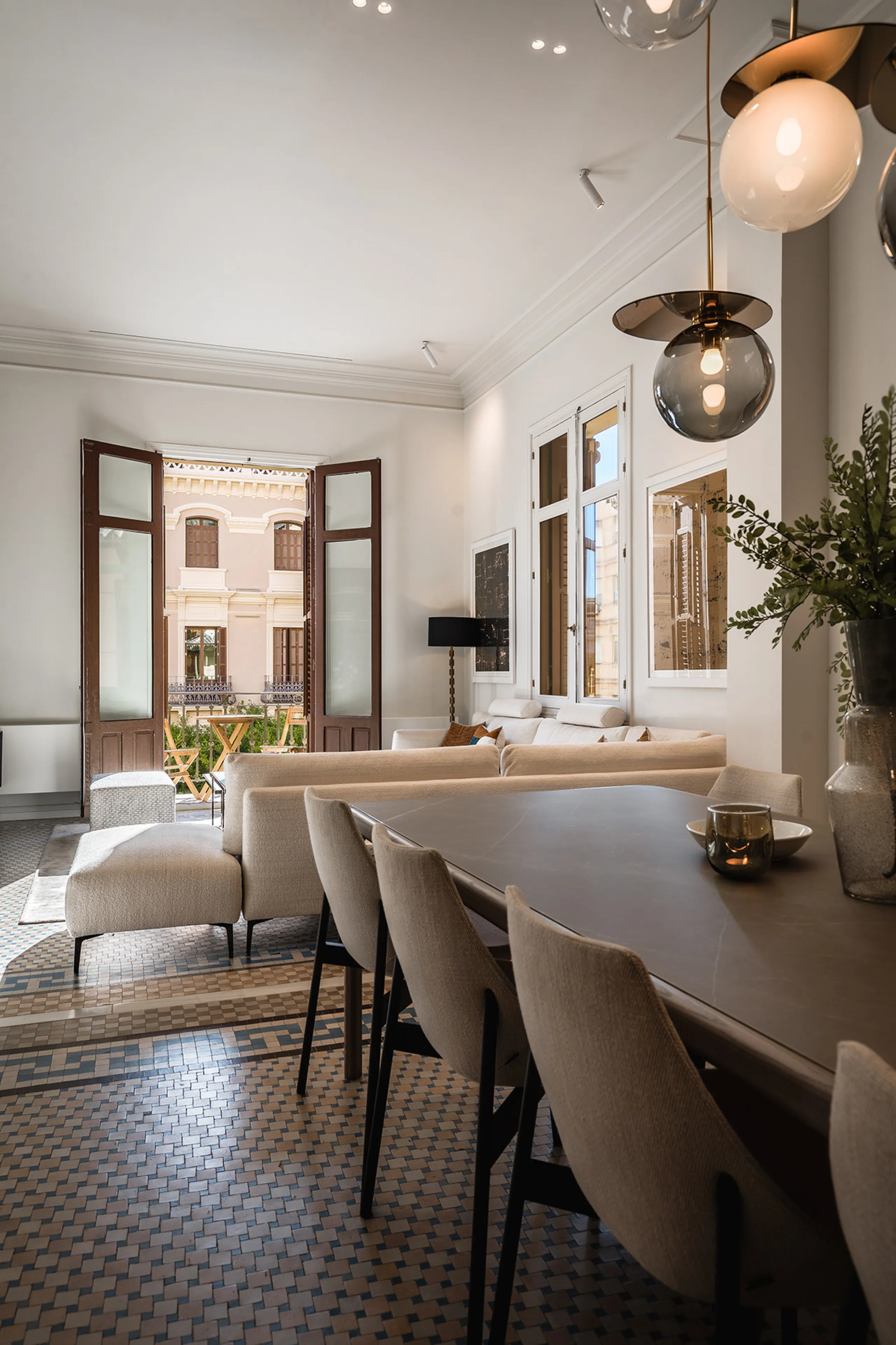 Spectacular luxury apartment located right on Paseo de Reding, in a unique building that forms part of the iconic Casas de Félix Sáenz, an architectural complex from the early 20th century. Its design, attributed to the renowned architect Fernando Guerrer