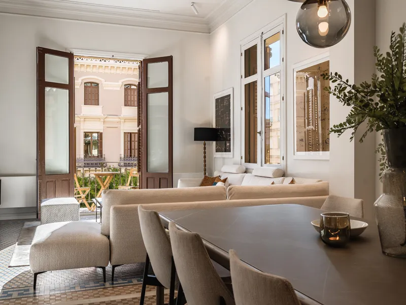 Spectacular luxury apartment located right on Paseo de Reding, in a unique building that forms part of the iconic Casas de Félix Sáenz, an architectural complex from the early 20th century. Its design, attributed to the renowned architect Fernando Guerrer
