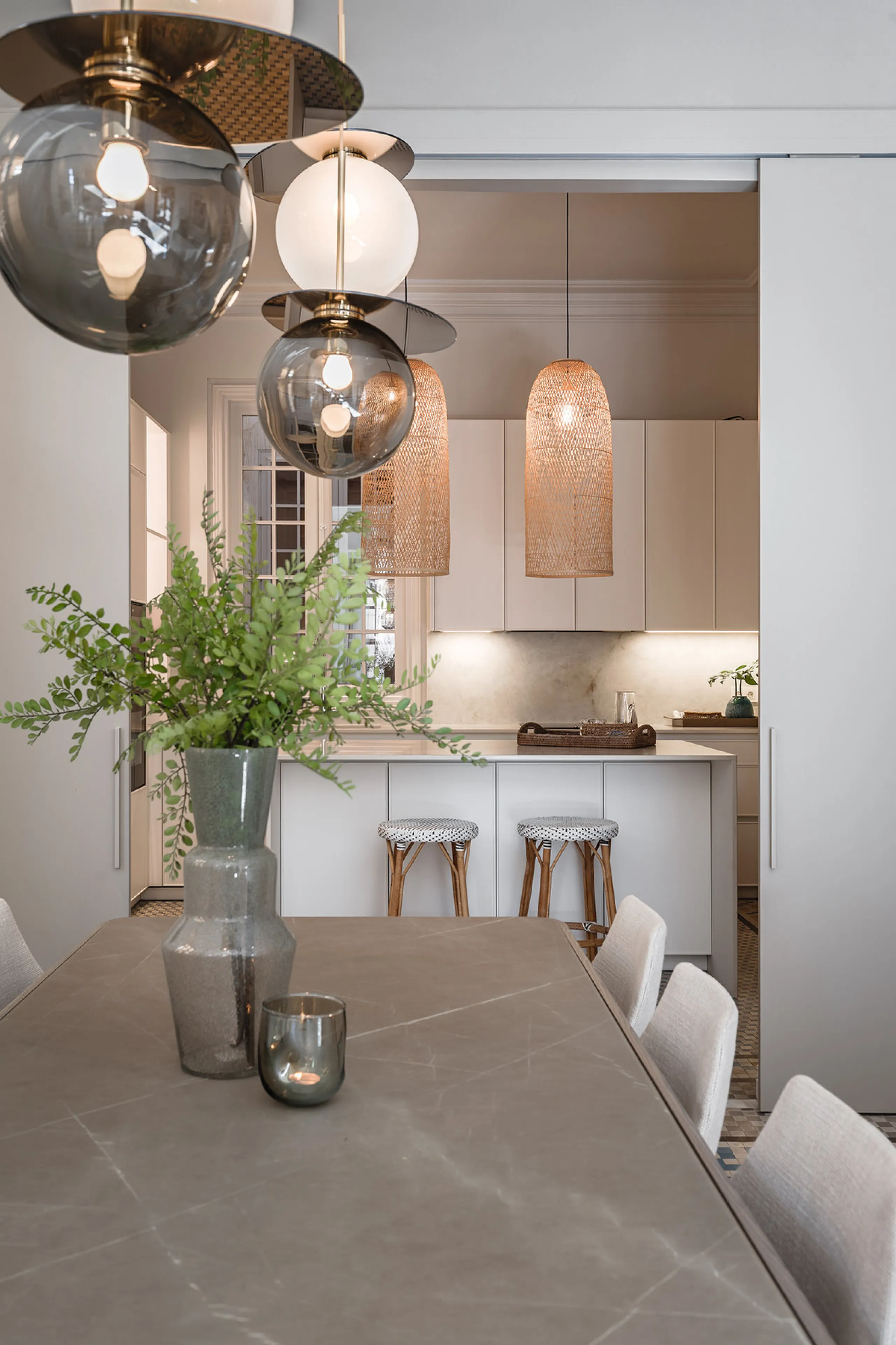 Spectacular luxury apartment located right on Paseo de Reding, in a unique building that forms part of the iconic Casas de Félix Sáenz, an architectural complex from the early 20th century. Its design, attributed to the renowned architect Fernando Guerrer