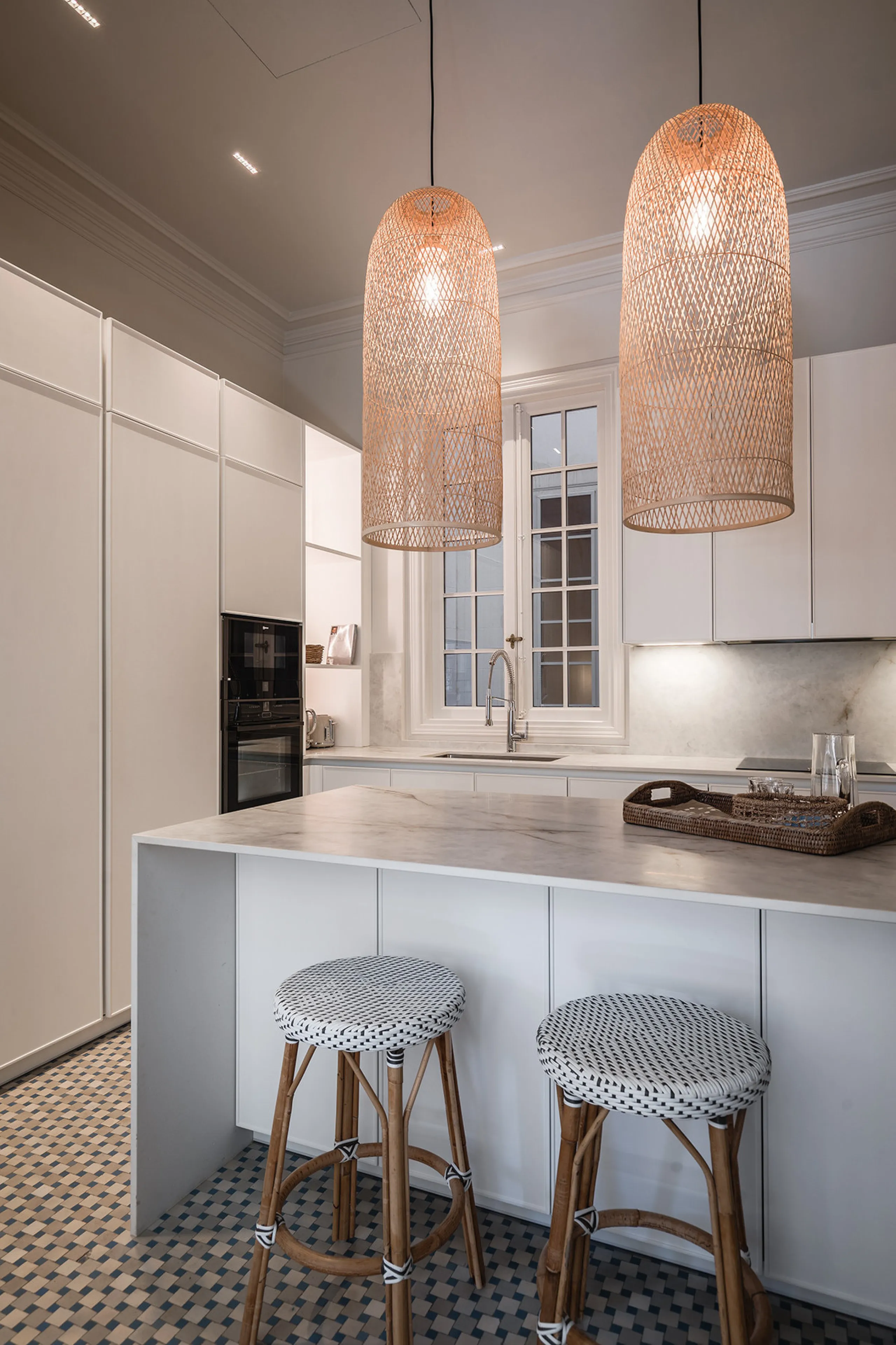 Spectacular luxury apartment located right on Paseo de Reding, in a unique building that forms part of the iconic Casas de Félix Sáenz, an architectural complex from the early 20th century. Its design, attributed to the renowned architect Fernando Guerrer