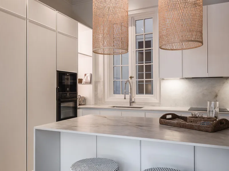 Spectacular luxury apartment located right on Paseo de Reding, in a unique building that forms part of the iconic Casas de Félix Sáenz, an architectural complex from the early 20th century. Its design, attributed to the renowned architect Fernando Guerrer