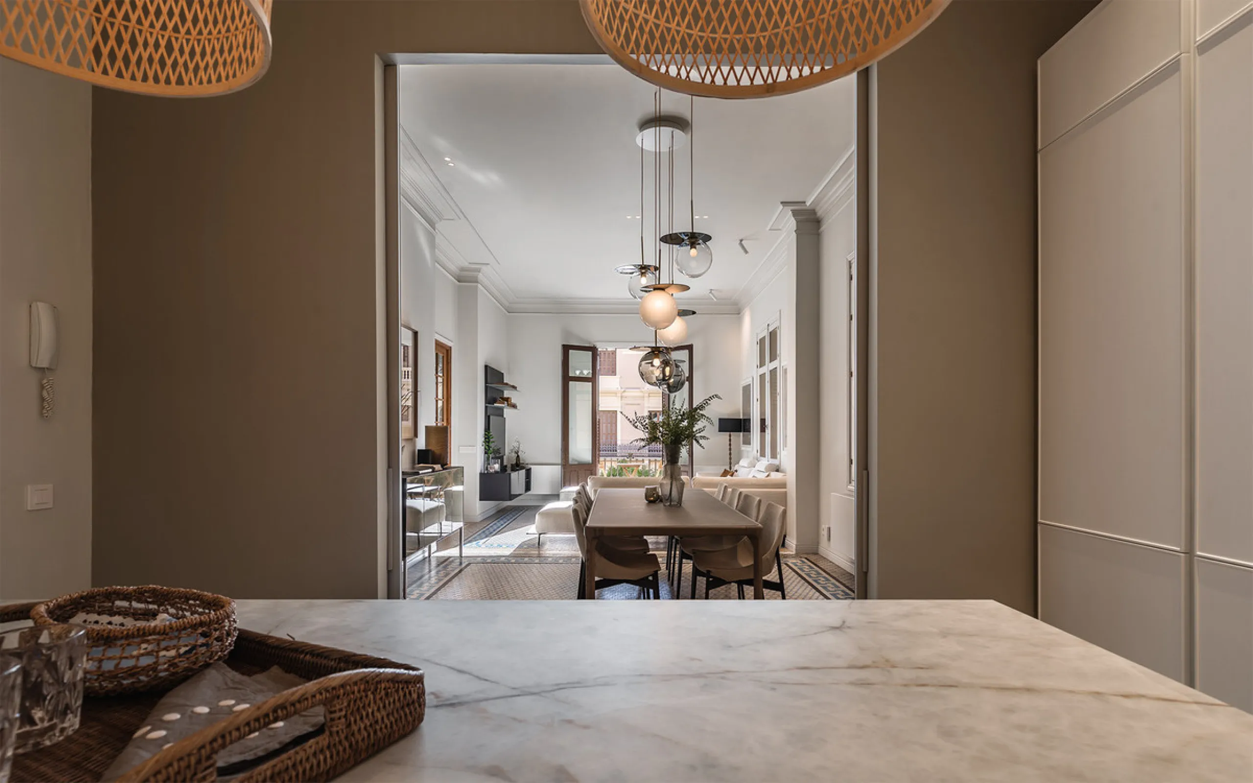 Spectacular luxury apartment located right on Paseo de Reding, in a unique building that forms part of the iconic Casas de Félix Sáenz, an architectural complex from the early 20th century. Its design, attributed to the renowned architect Fernando Guerrer
