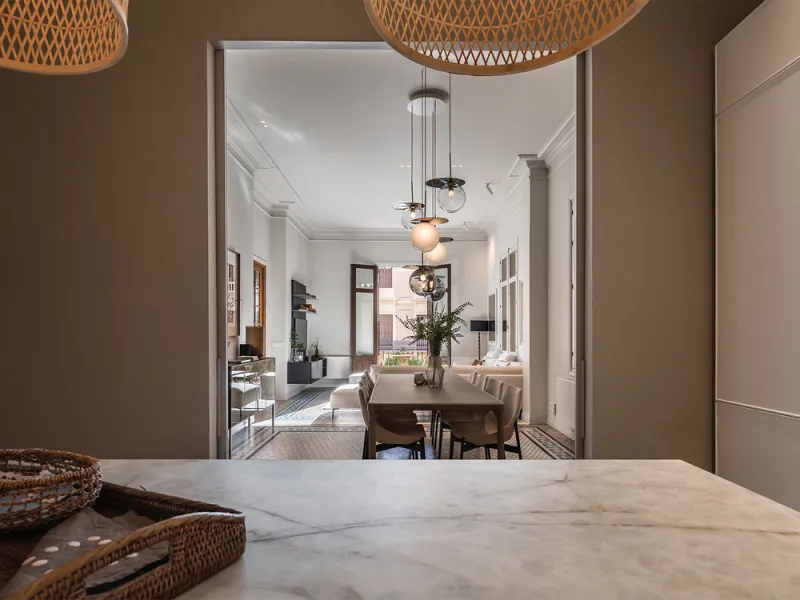 Spectacular luxury apartment located right on Paseo de Reding, in a unique building that forms part of the iconic Casas de Félix Sáenz, an architectural complex from the early 20th century. Its design, attributed to the renowned architect Fernando Guerrer