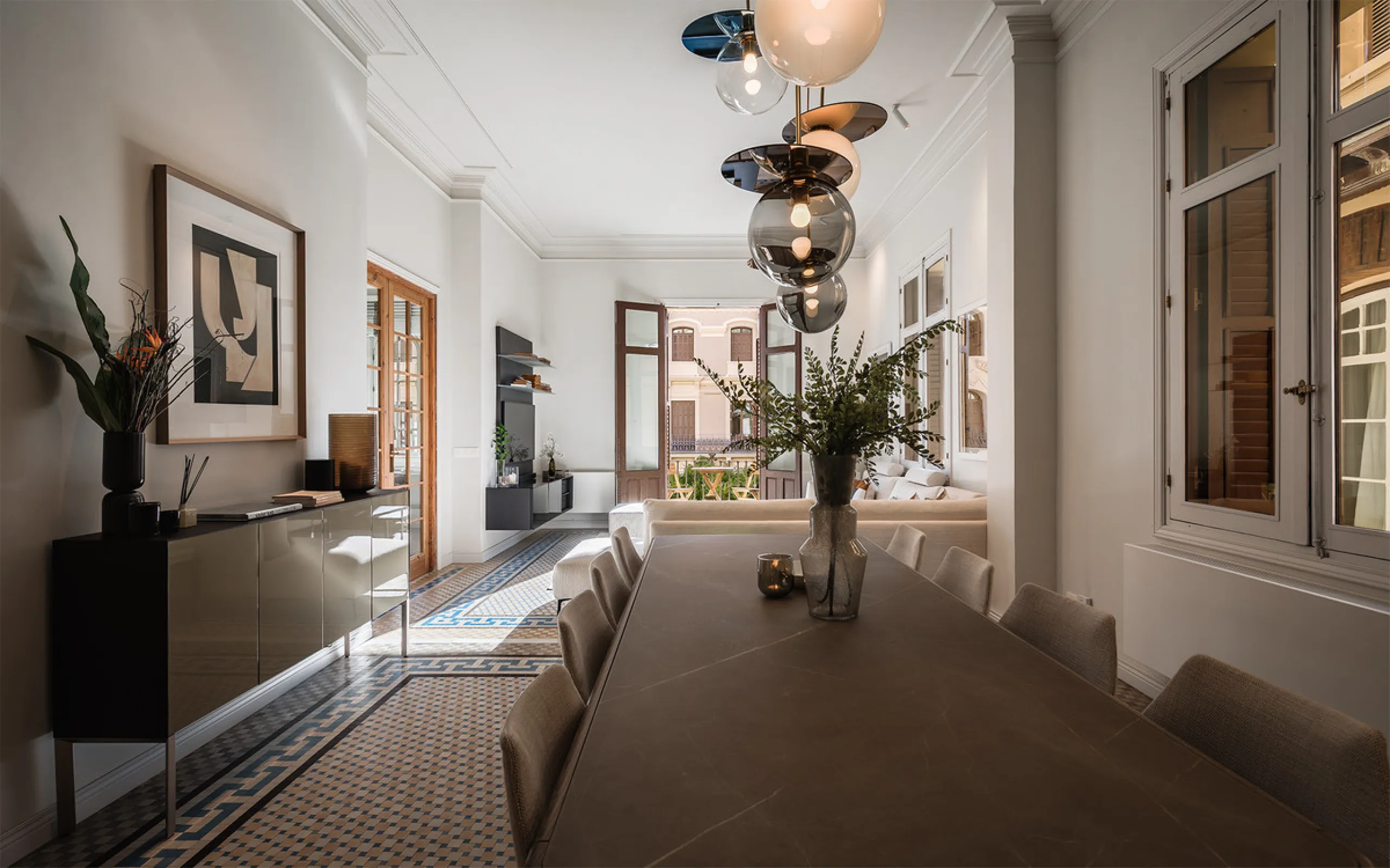 Spectacular luxury apartment located right on Paseo de Reding, in a unique building that forms part of the iconic Casas de Félix Sáenz, an architectural complex from the early 20th century. Its design, attributed to the renowned architect Fernando Guerrer