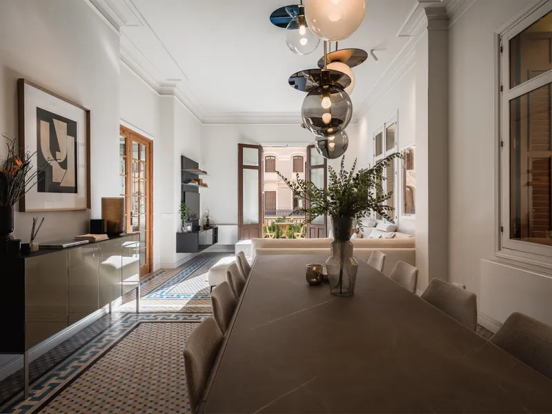 Spectacular luxury apartment located right on Paseo de Reding, in a unique building that forms part of the iconic Casas de Félix Sáenz, an architectural complex from the early 20th century. Its design, attributed to the renowned architect Fernando Guerrer