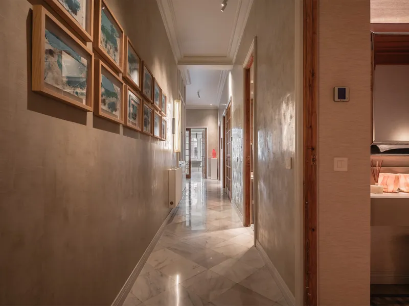 Spectacular luxury apartment located right on Paseo de Reding, in a unique building that forms part of the iconic Casas de Félix Sáenz, an architectural complex from the early 20th century. Its design, attributed to the renowned architect Fernando Guerrer
