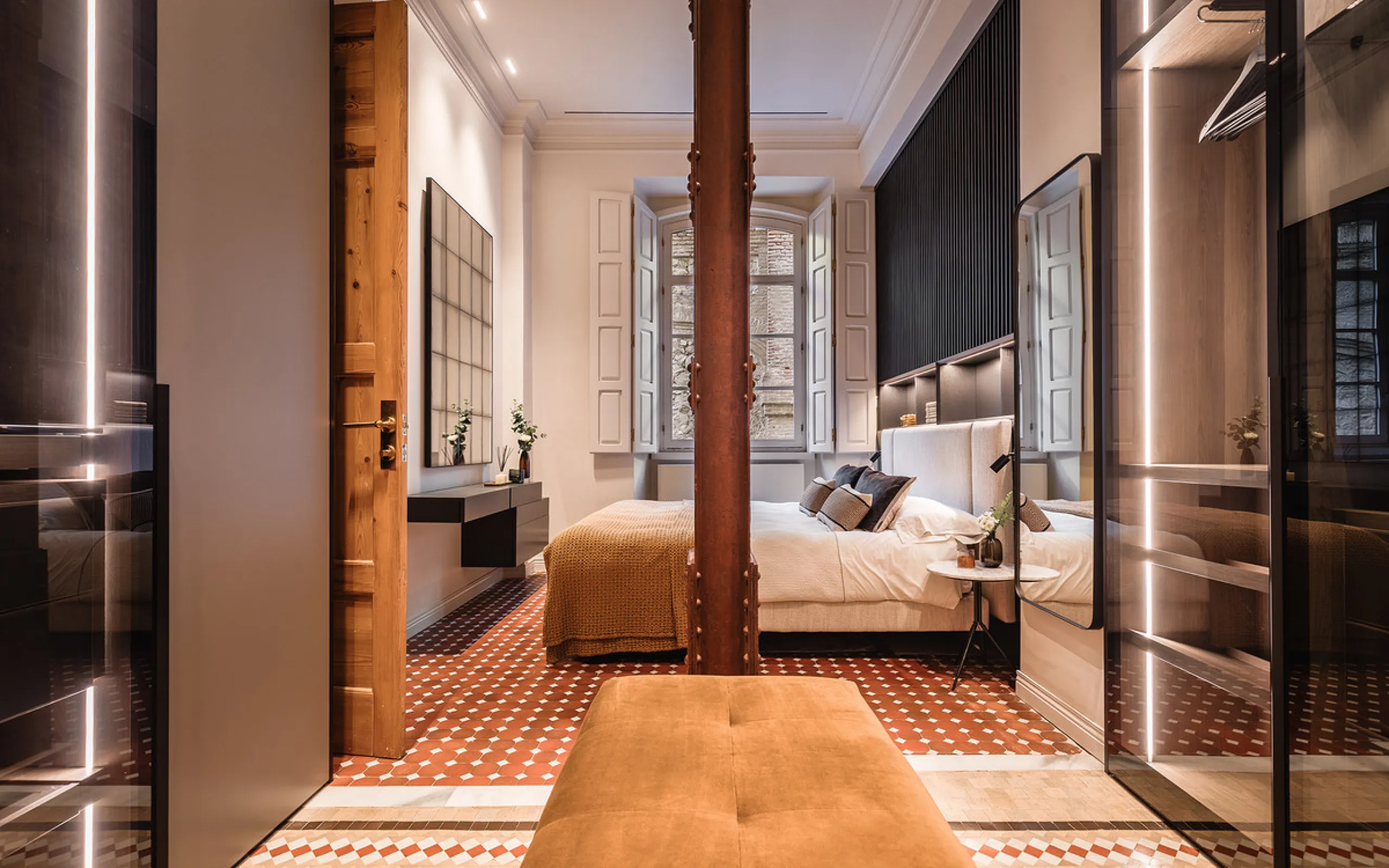 Spectacular luxury apartment located right on Paseo de Reding, in a unique building that forms part of the iconic Casas de Félix Sáenz, an architectural complex from the early 20th century. Its design, attributed to the renowned architect Fernando Guerrer