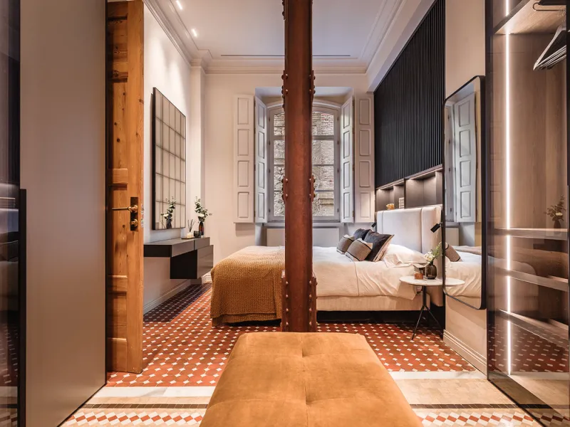 Spectacular luxury apartment located right on Paseo de Reding, in a unique building that forms part of the iconic Casas de Félix Sáenz, an architectural complex from the early 20th century. Its design, attributed to the renowned architect Fernando Guerrer