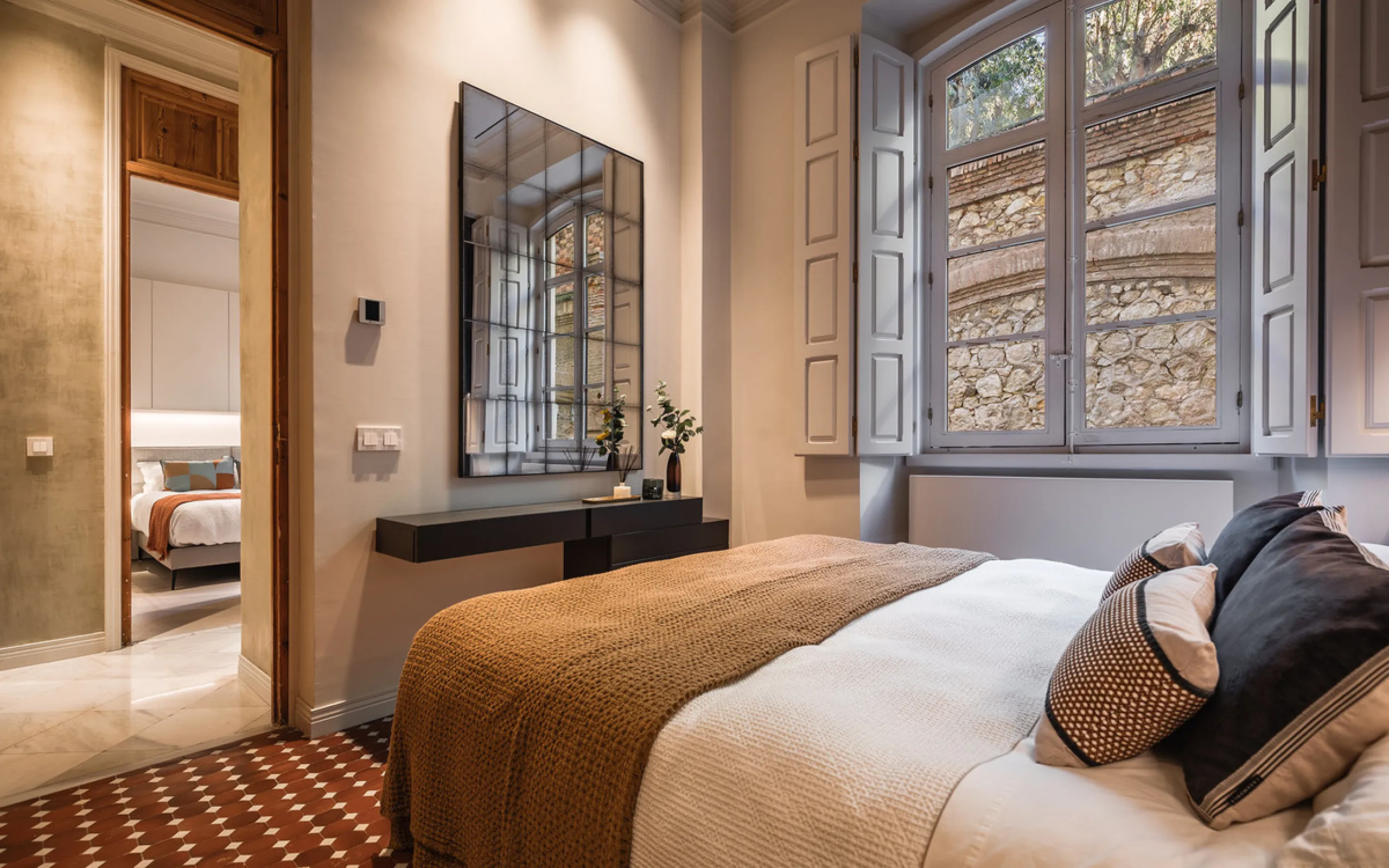 Spectacular luxury apartment located right on Paseo de Reding, in a unique building that forms part of the iconic Casas de Félix Sáenz, an architectural complex from the early 20th century. Its design, attributed to the renowned architect Fernando Guerrer