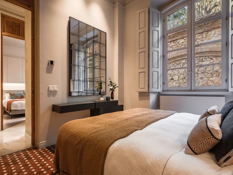 Spectacular luxury apartment located right on Paseo de Reding, in a unique building that forms part of the iconic Casas de Félix Sáenz, an architectural complex from the early 20th century. Its design, attributed to the renowned architect Fernando Guerrer