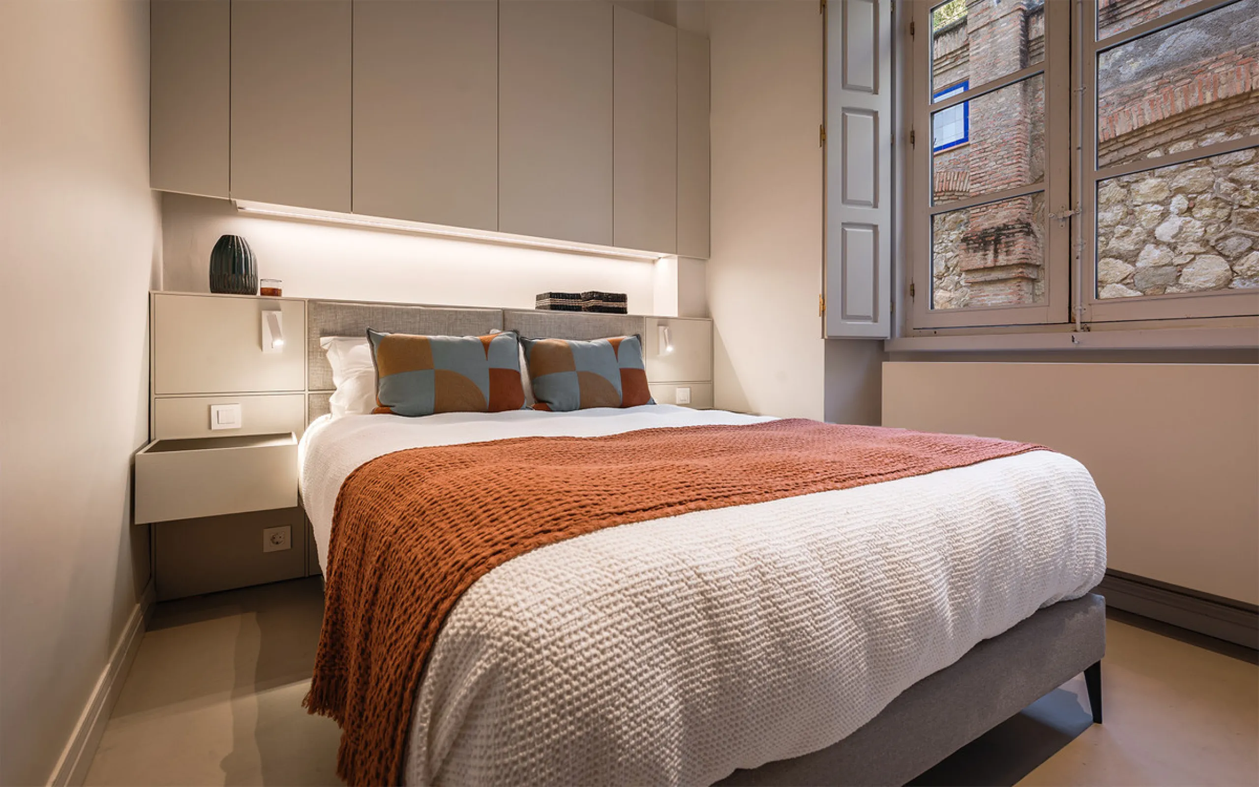 Spectacular luxury apartment located right on Paseo de Reding, in a unique building that forms part of the iconic Casas de Félix Sáenz, an architectural complex from the early 20th century. Its design, attributed to the renowned architect Fernando Guerrer