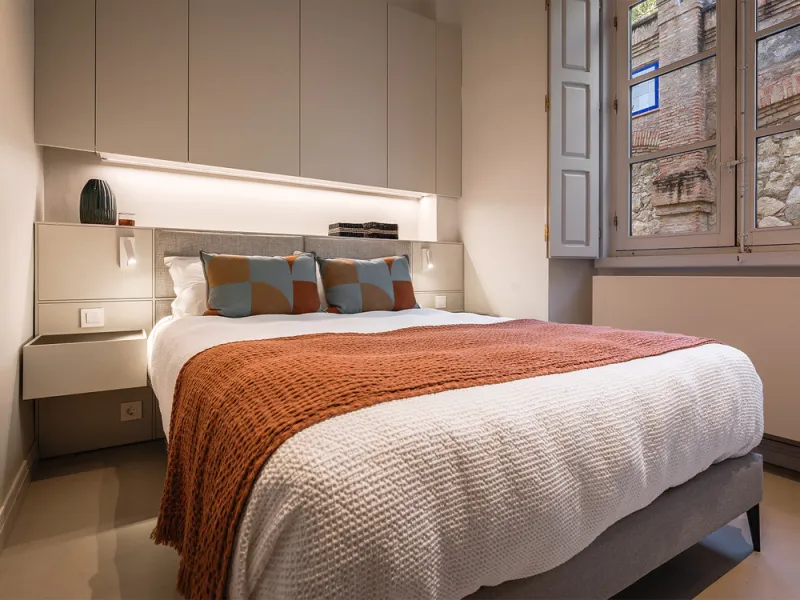 Spectacular luxury apartment located right on Paseo de Reding, in a unique building that forms part of the iconic Casas de Félix Sáenz, an architectural complex from the early 20th century. Its design, attributed to the renowned architect Fernando Guerrer