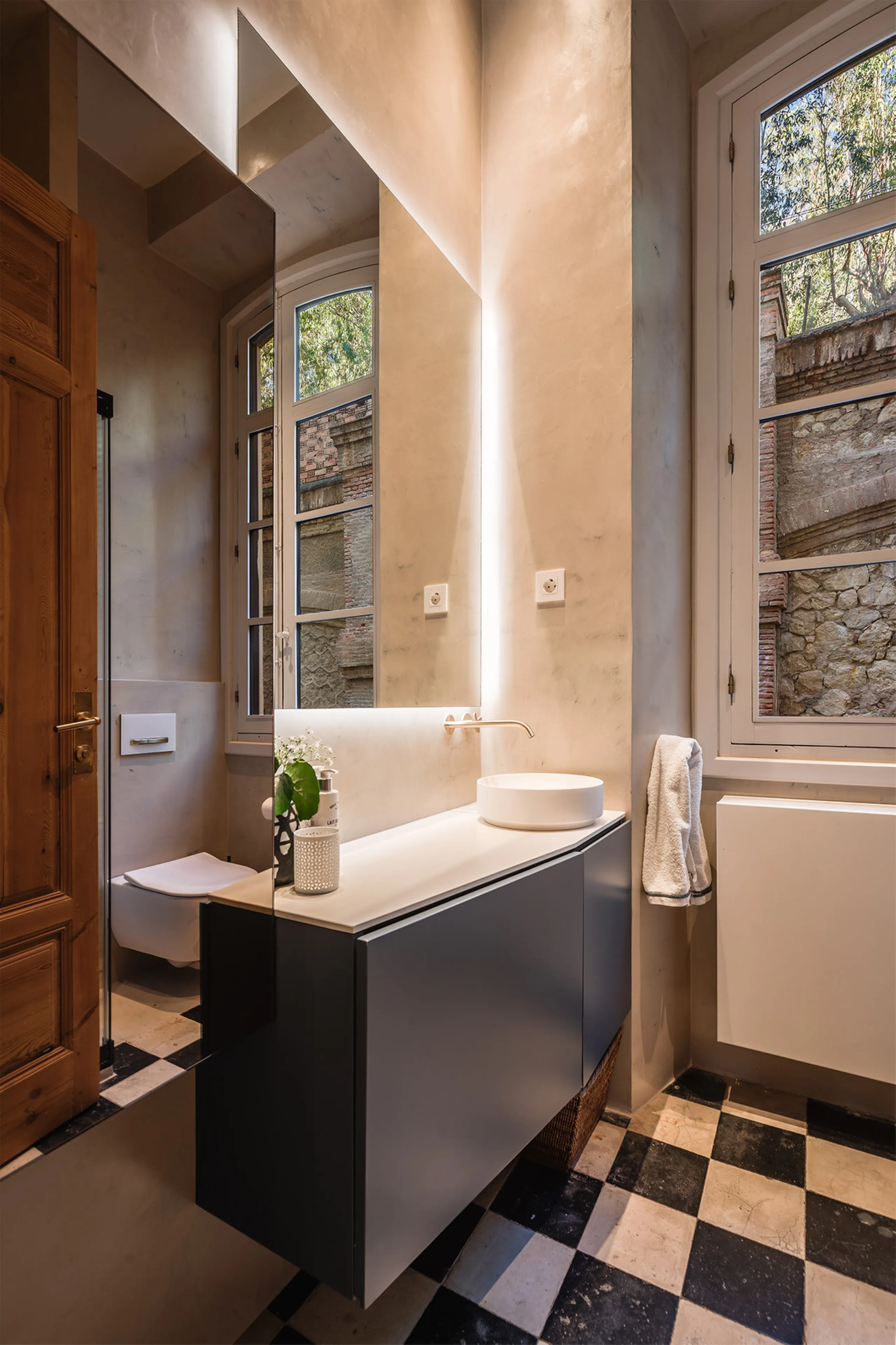 Spectacular luxury apartment located right on Paseo de Reding, in a unique building that forms part of the iconic Casas de Félix Sáenz, an architectural complex from the early 20th century. Its design, attributed to the renowned architect Fernando Guerrer