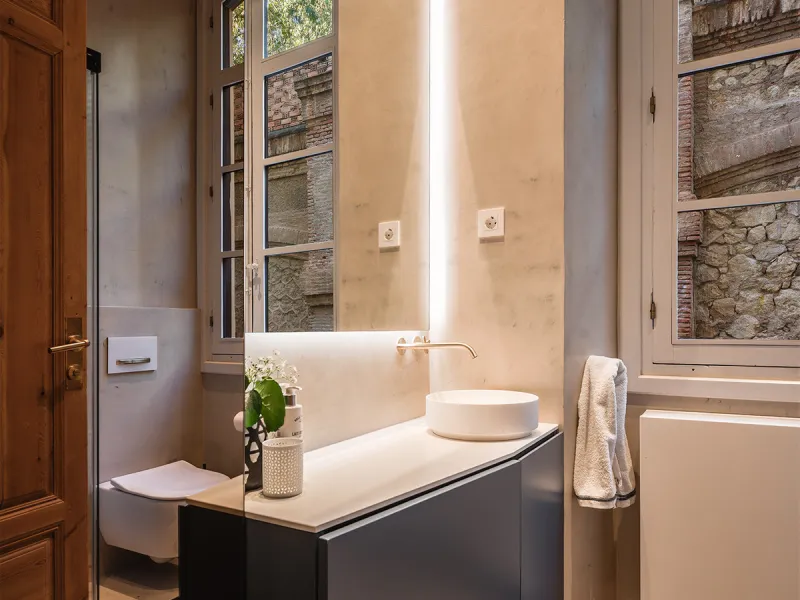 Spectacular luxury apartment located right on Paseo de Reding, in a unique building that forms part of the iconic Casas de Félix Sáenz, an architectural complex from the early 20th century. Its design, attributed to the renowned architect Fernando Guerrer