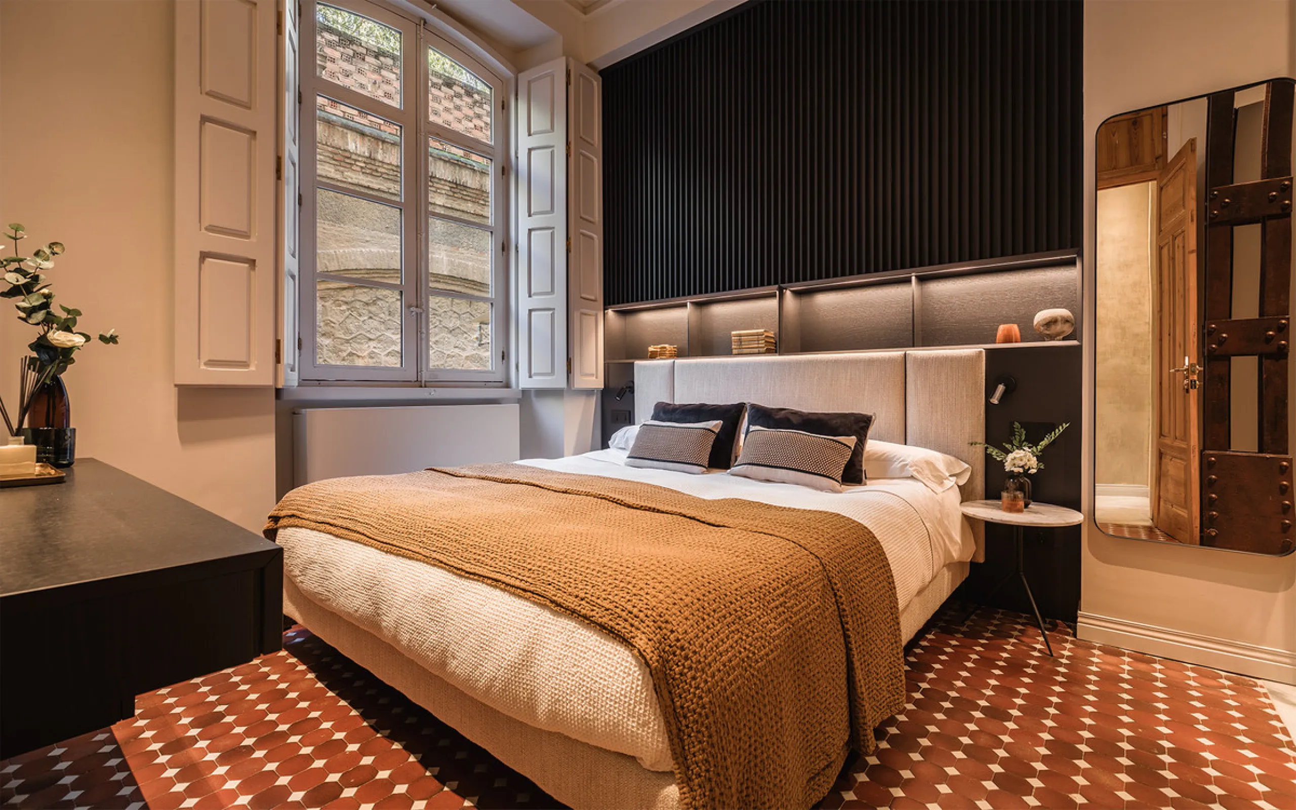 Spectacular luxury apartment located right on Paseo de Reding, in a unique building that forms part of the iconic Casas de Félix Sáenz, an architectural complex from the early 20th century. Its design, attributed to the renowned architect Fernando Guerrer