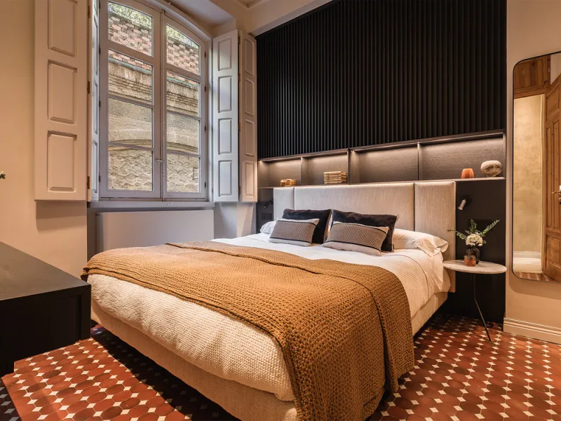 Spectacular luxury apartment located right on Paseo de Reding, in a unique building that forms part of the iconic Casas de Félix Sáenz, an architectural complex from the early 20th century. Its design, attributed to the renowned architect Fernando Guerrer