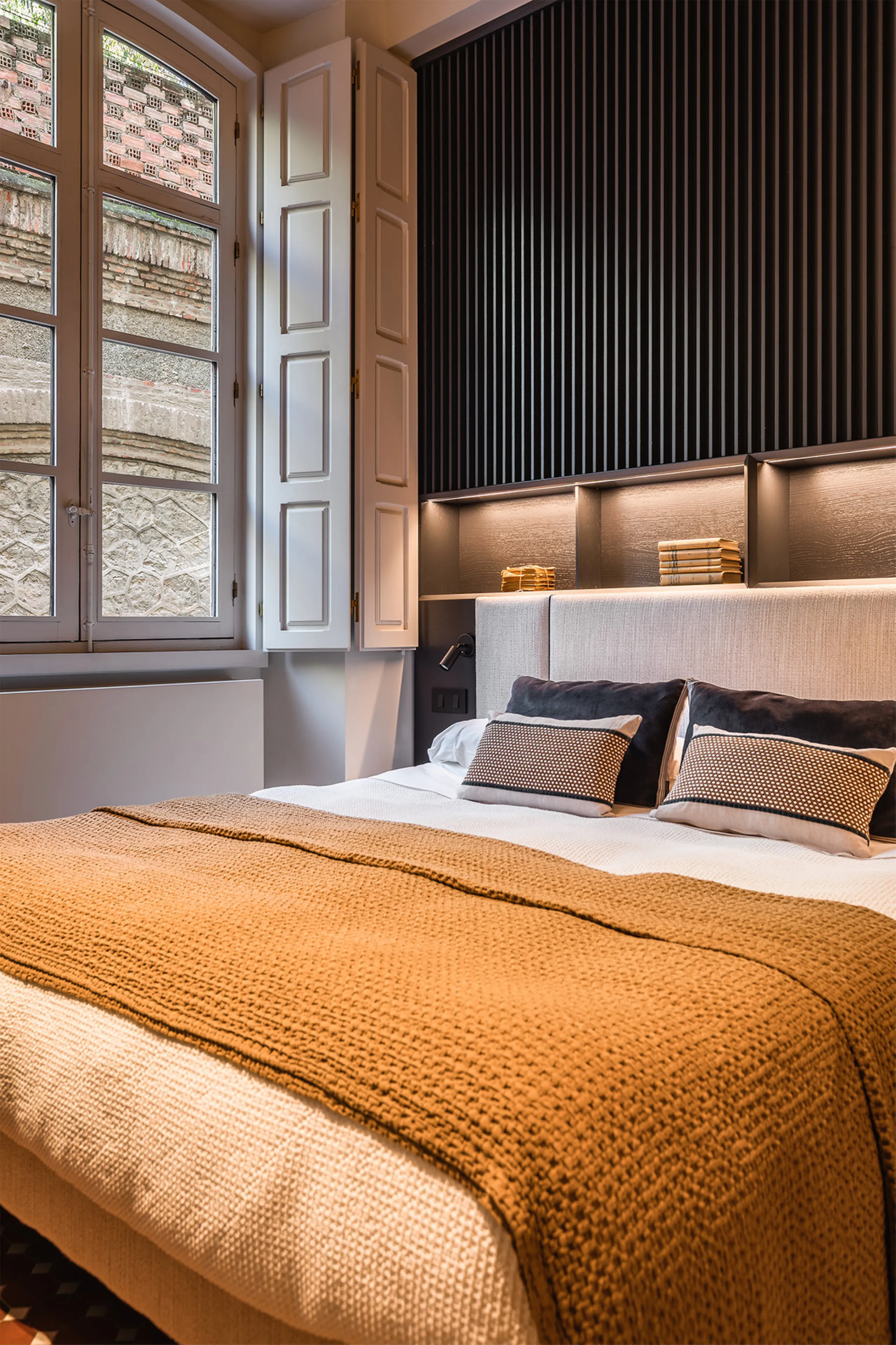Spectacular luxury apartment located right on Paseo de Reding, in a unique building that forms part of the iconic Casas de Félix Sáenz, an architectural complex from the early 20th century. Its design, attributed to the renowned architect Fernando Guerrer