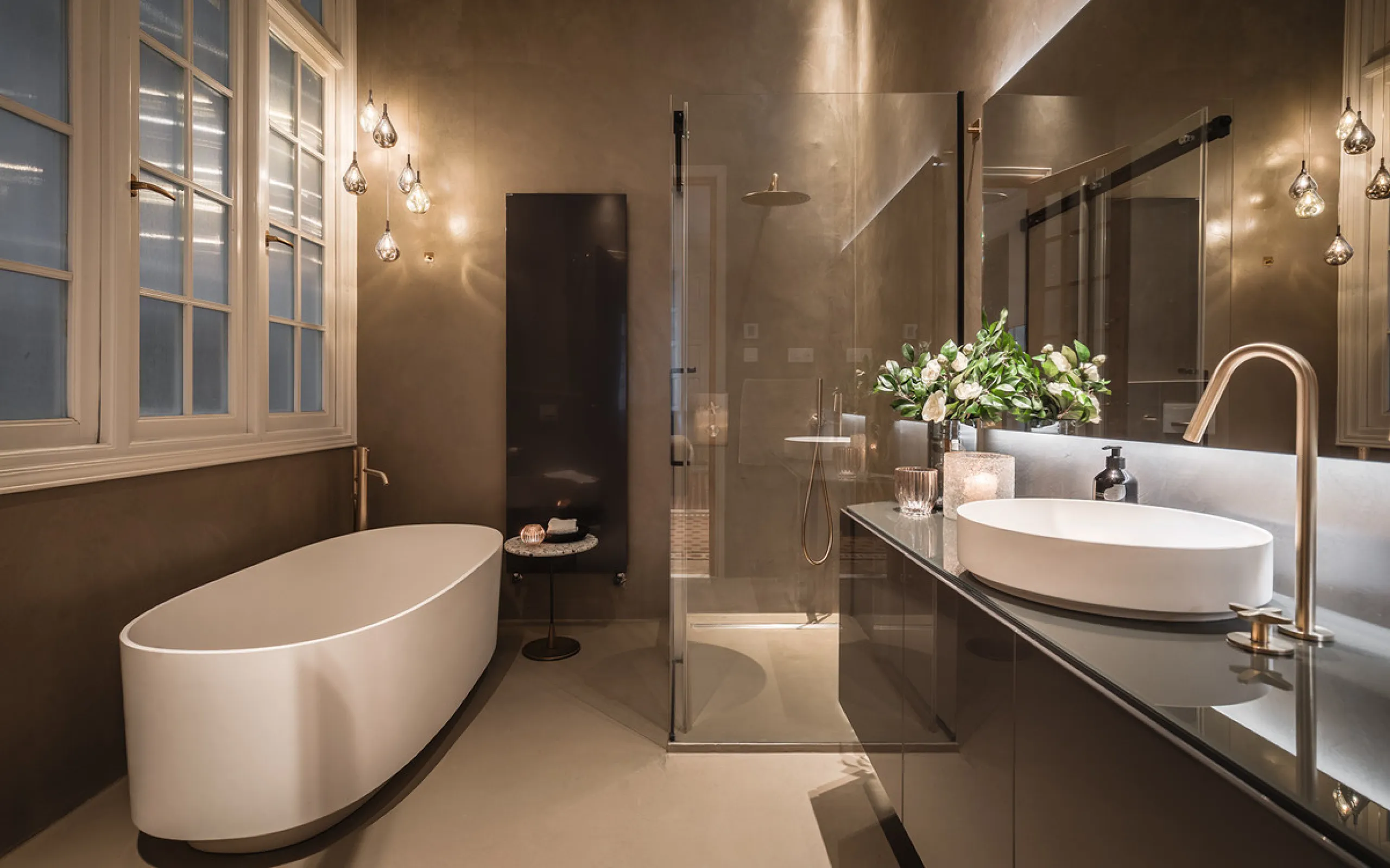 Spectacular luxury apartment located right on Paseo de Reding, in a unique building that forms part of the iconic Casas de Félix Sáenz, an architectural complex from the early 20th century. Its design, attributed to the renowned architect Fernando Guerrer