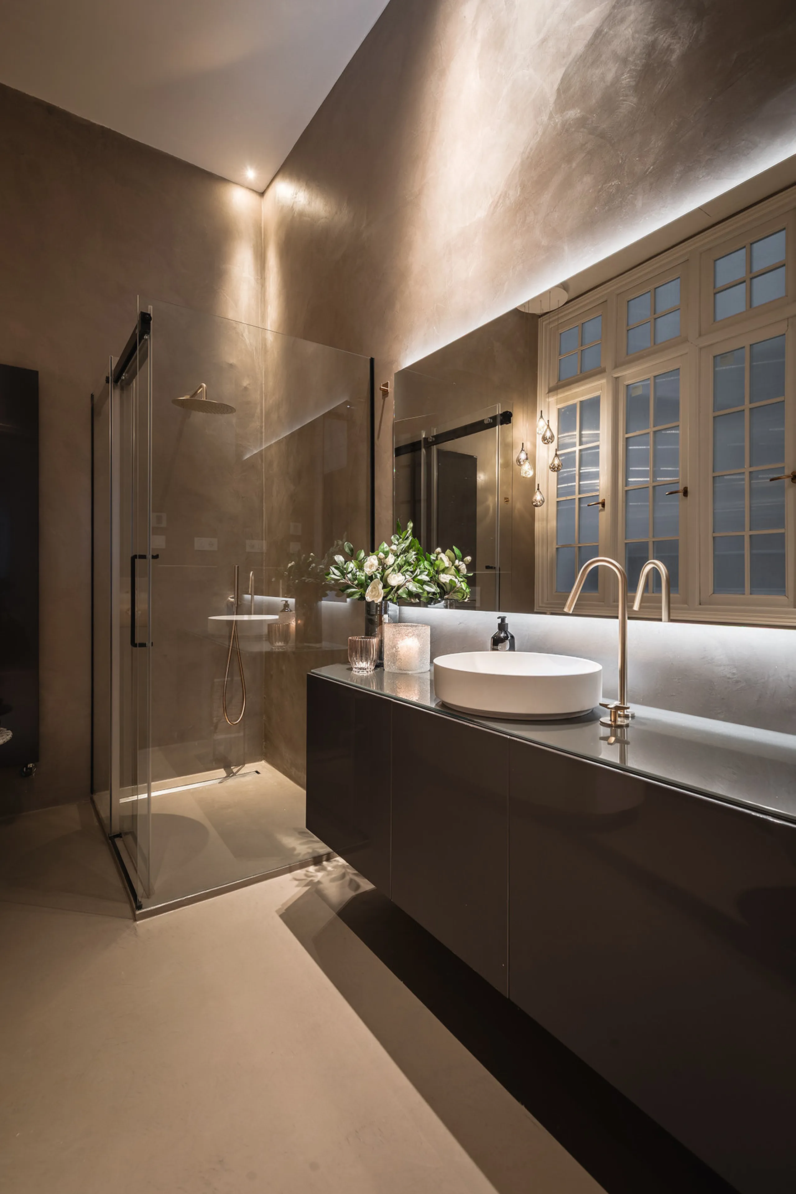 Spectacular luxury apartment located right on Paseo de Reding, in a unique building that forms part of the iconic Casas de Félix Sáenz, an architectural complex from the early 20th century. Its design, attributed to the renowned architect Fernando Guerrer