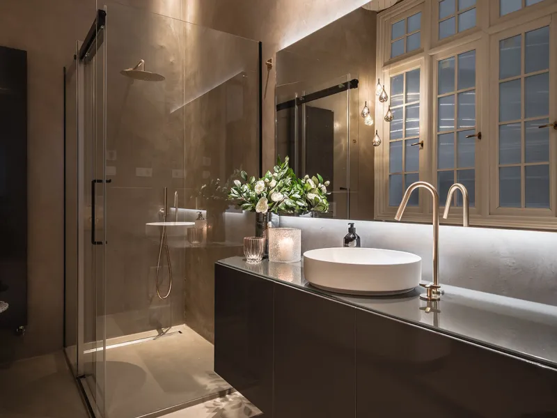 Spectacular luxury apartment located right on Paseo de Reding, in a unique building that forms part of the iconic Casas de Félix Sáenz, an architectural complex from the early 20th century. Its design, attributed to the renowned architect Fernando Guerrer