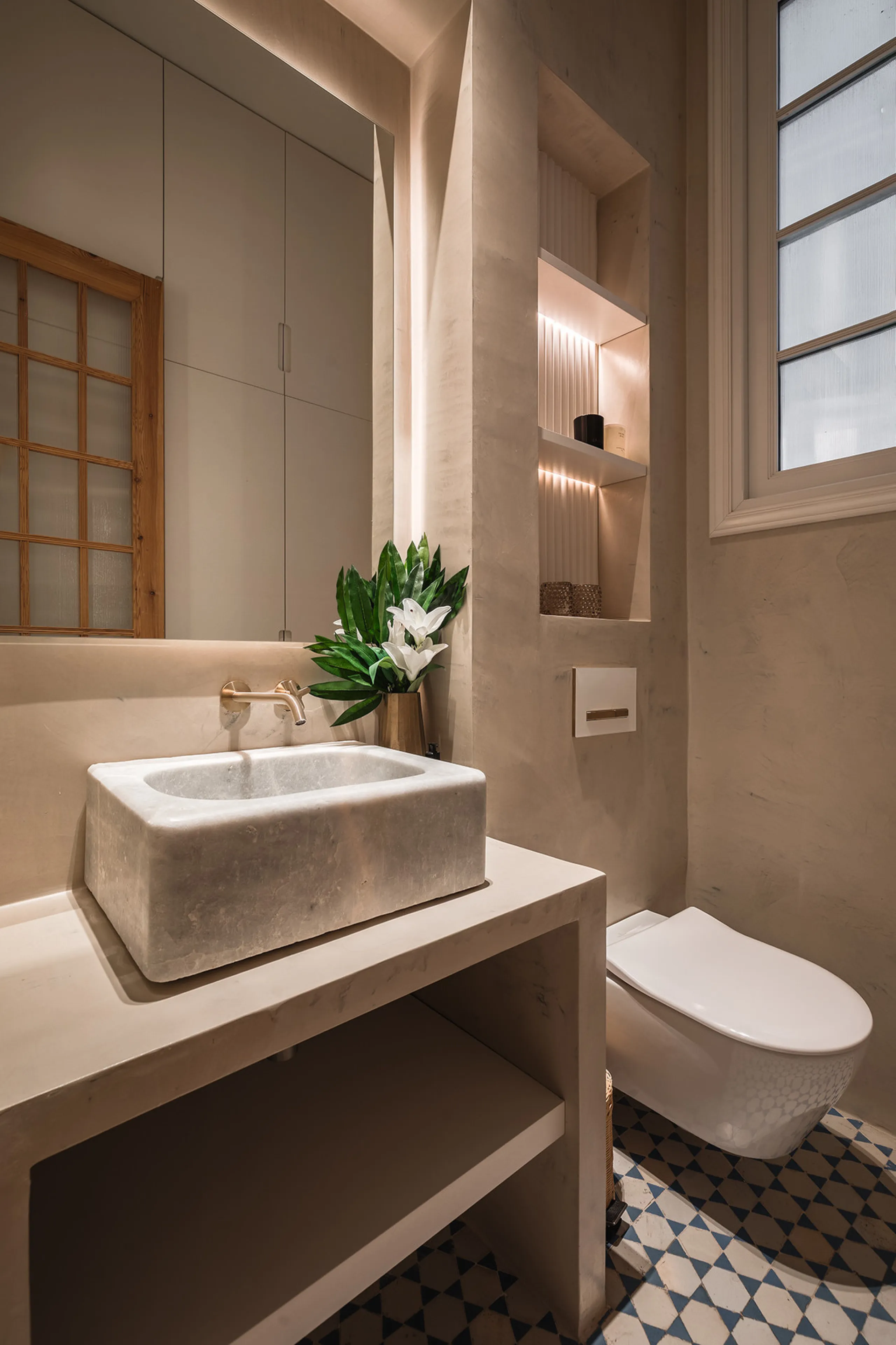 Spectacular luxury apartment located right on Paseo de Reding, in a unique building that forms part of the iconic Casas de Félix Sáenz, an architectural complex from the early 20th century. Its design, attributed to the renowned architect Fernando Guerrer