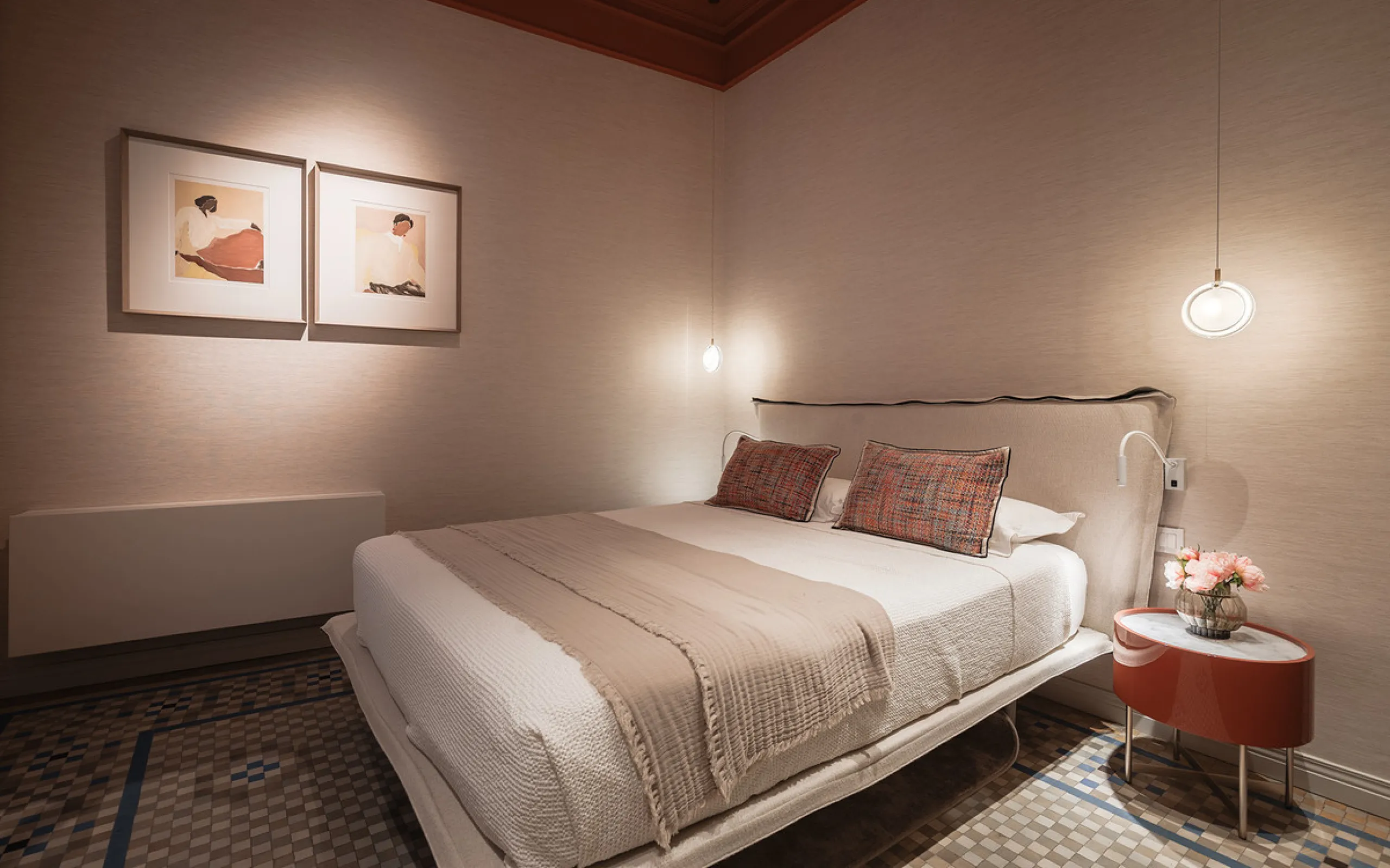 Spectacular luxury apartment located right on Paseo de Reding, in a unique building that forms part of the iconic Casas de Félix Sáenz, an architectural complex from the early 20th century. Its design, attributed to the renowned architect Fernando Guerrer