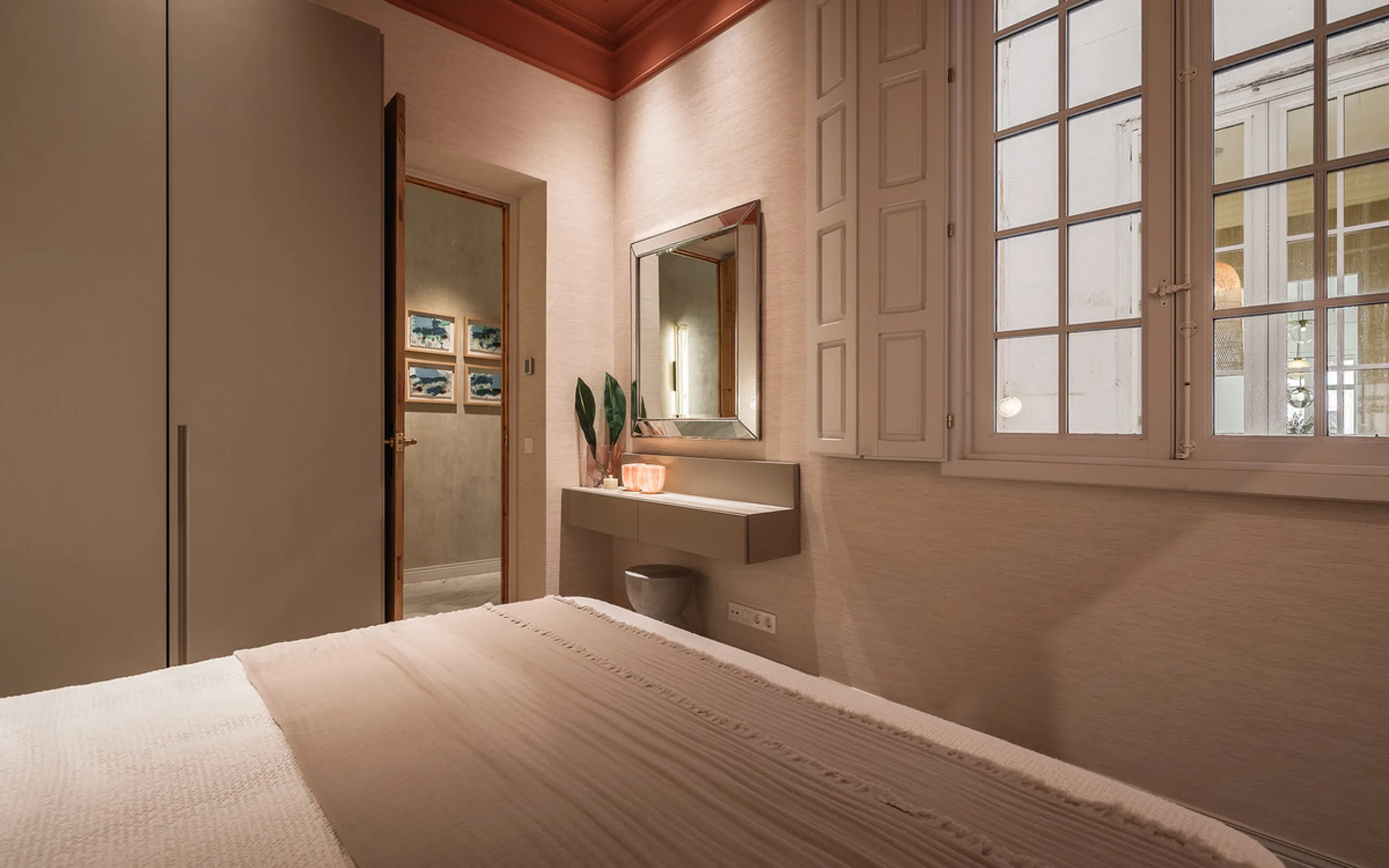 Spectacular luxury apartment located right on Paseo de Reding, in a unique building that forms part of the iconic Casas de Félix Sáenz, an architectural complex from the early 20th century. Its design, attributed to the renowned architect Fernando Guerrer