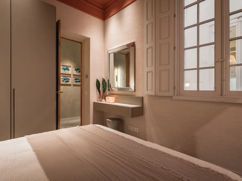 Spectacular luxury apartment located right on Paseo de Reding, in a unique building that forms part of the iconic Casas de Félix Sáenz, an architectural complex from the early 20th century. Its design, attributed to the renowned architect Fernando Guerrer