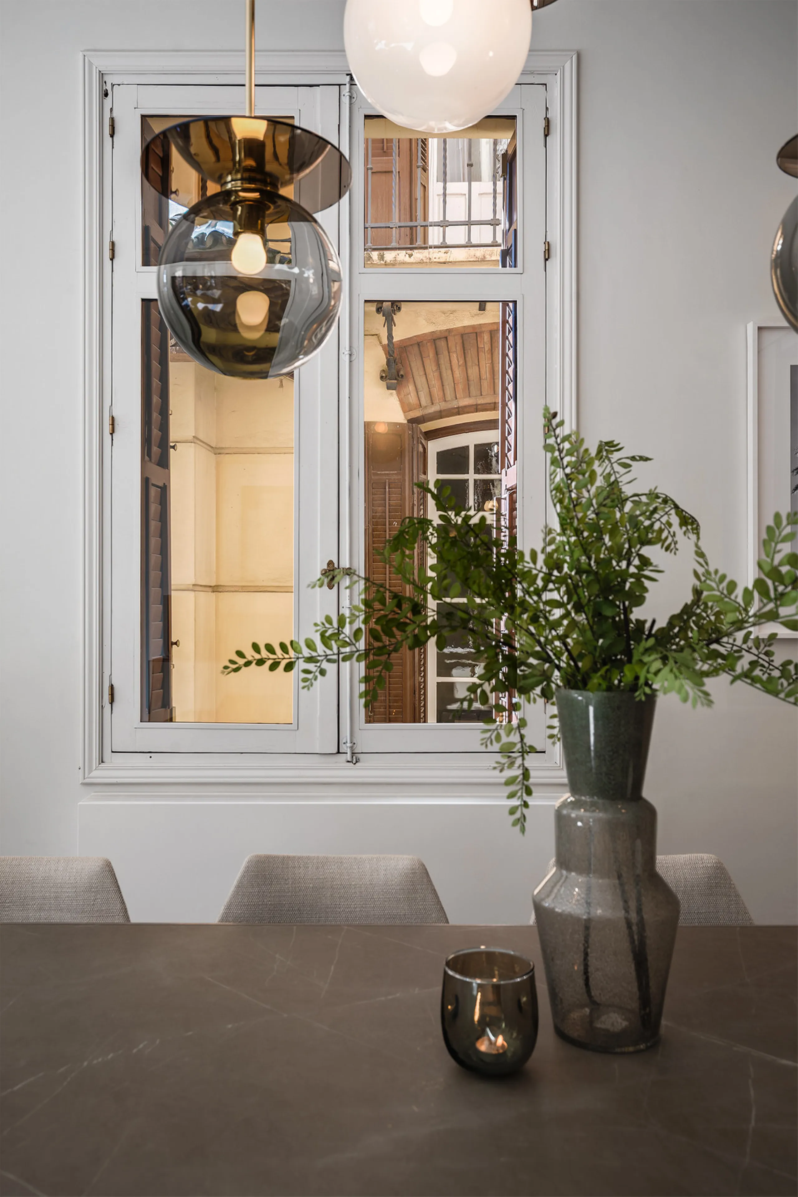 Spectacular luxury apartment located right on Paseo de Reding, in a unique building that forms part of the iconic Casas de Félix Sáenz, an architectural complex from the early 20th century. Its design, attributed to the renowned architect Fernando Guerrer