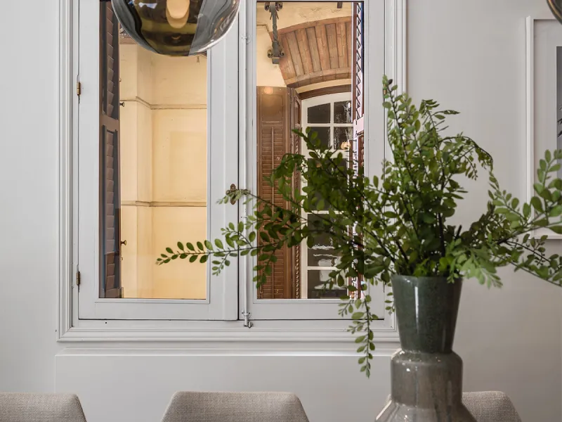 Spectacular luxury apartment located right on Paseo de Reding, in a unique building that forms part of the iconic Casas de Félix Sáenz, an architectural complex from the early 20th century. Its design, attributed to the renowned architect Fernando Guerrer