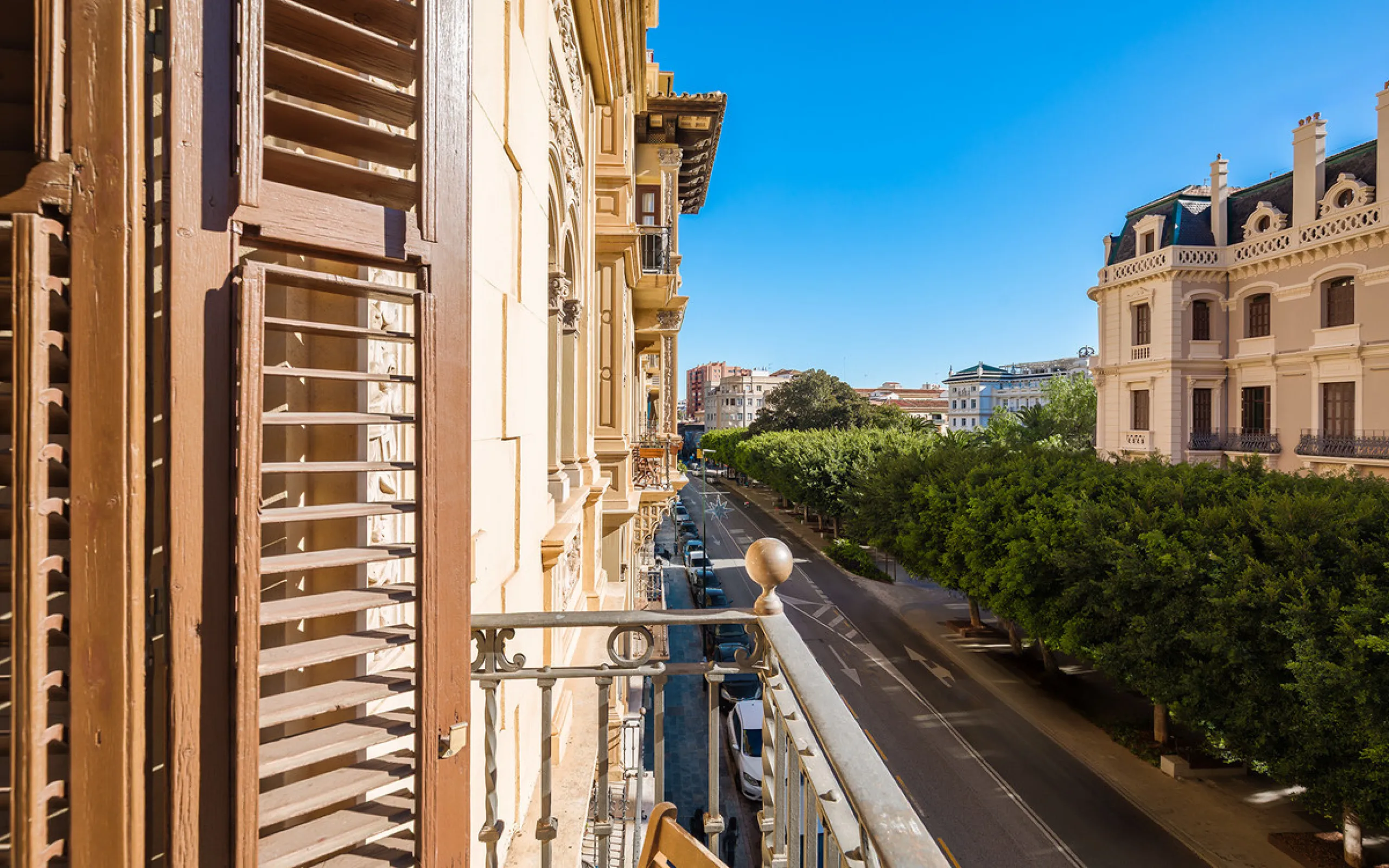 Spectacular luxury apartment located right on Paseo de Reding, in a unique building that forms part of the iconic Casas de Félix Sáenz, an architectural complex from the early 20th century. Its design, attributed to the renowned architect Fernando Guerrer
