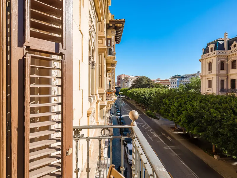 Spectacular luxury apartment located right on Paseo de Reding, in a unique building that forms part of the iconic Casas de Félix Sáenz, an architectural complex from the early 20th century. Its design, attributed to the renowned architect Fernando Guerrer