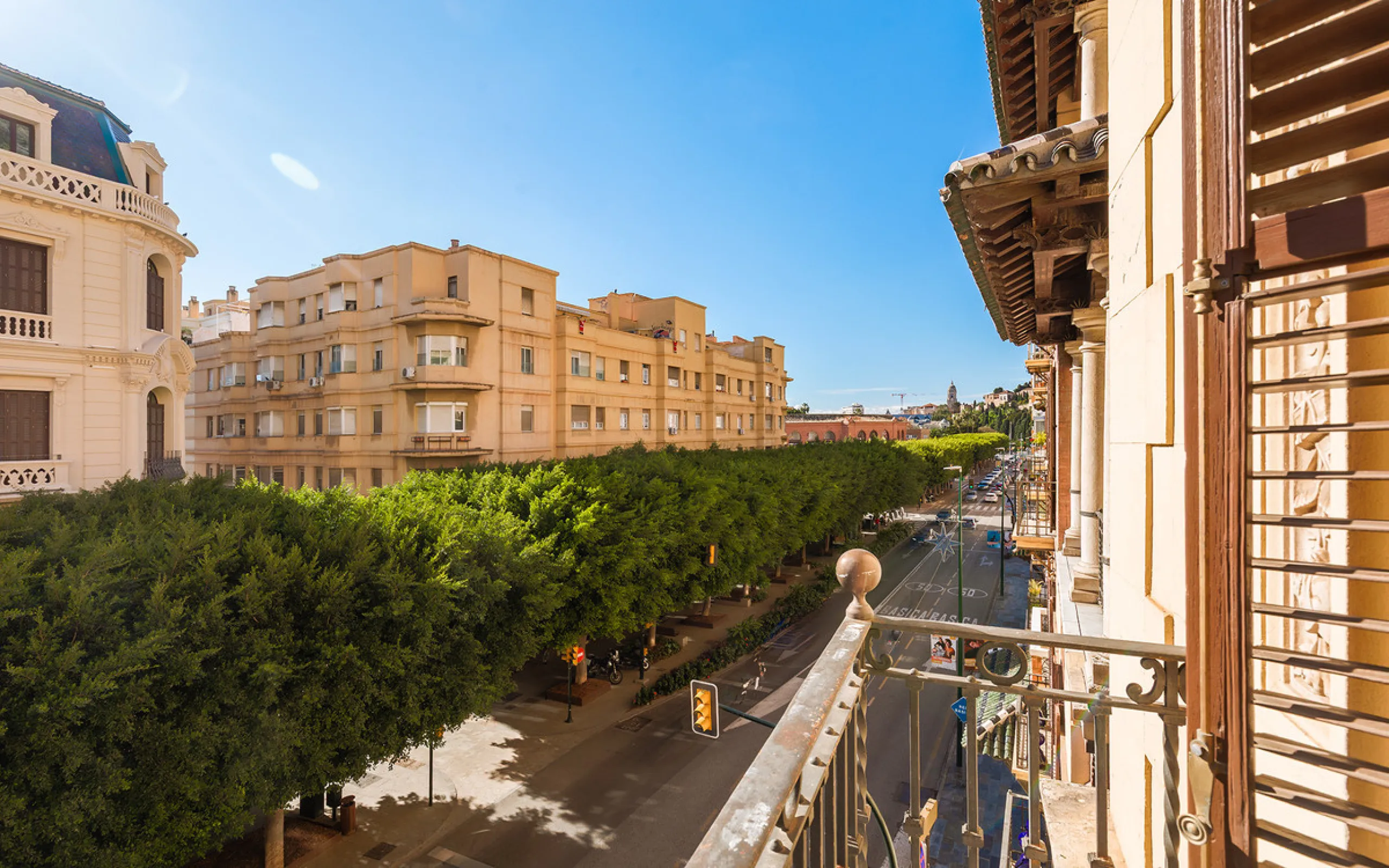 Spectacular luxury apartment located right on Paseo de Reding, in a unique building that forms part of the iconic Casas de Félix Sáenz, an architectural complex from the early 20th century. Its design, attributed to the renowned architect Fernando Guerrer