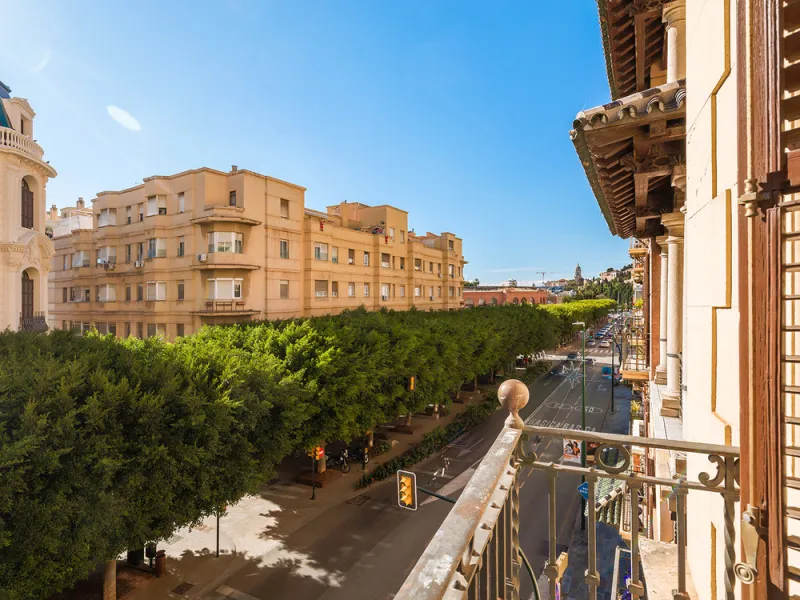 Spectacular luxury apartment located right on Paseo de Reding, in a unique building that forms part of the iconic Casas de Félix Sáenz, an architectural complex from the early 20th century. Its design, attributed to the renowned architect Fernando Guerrer