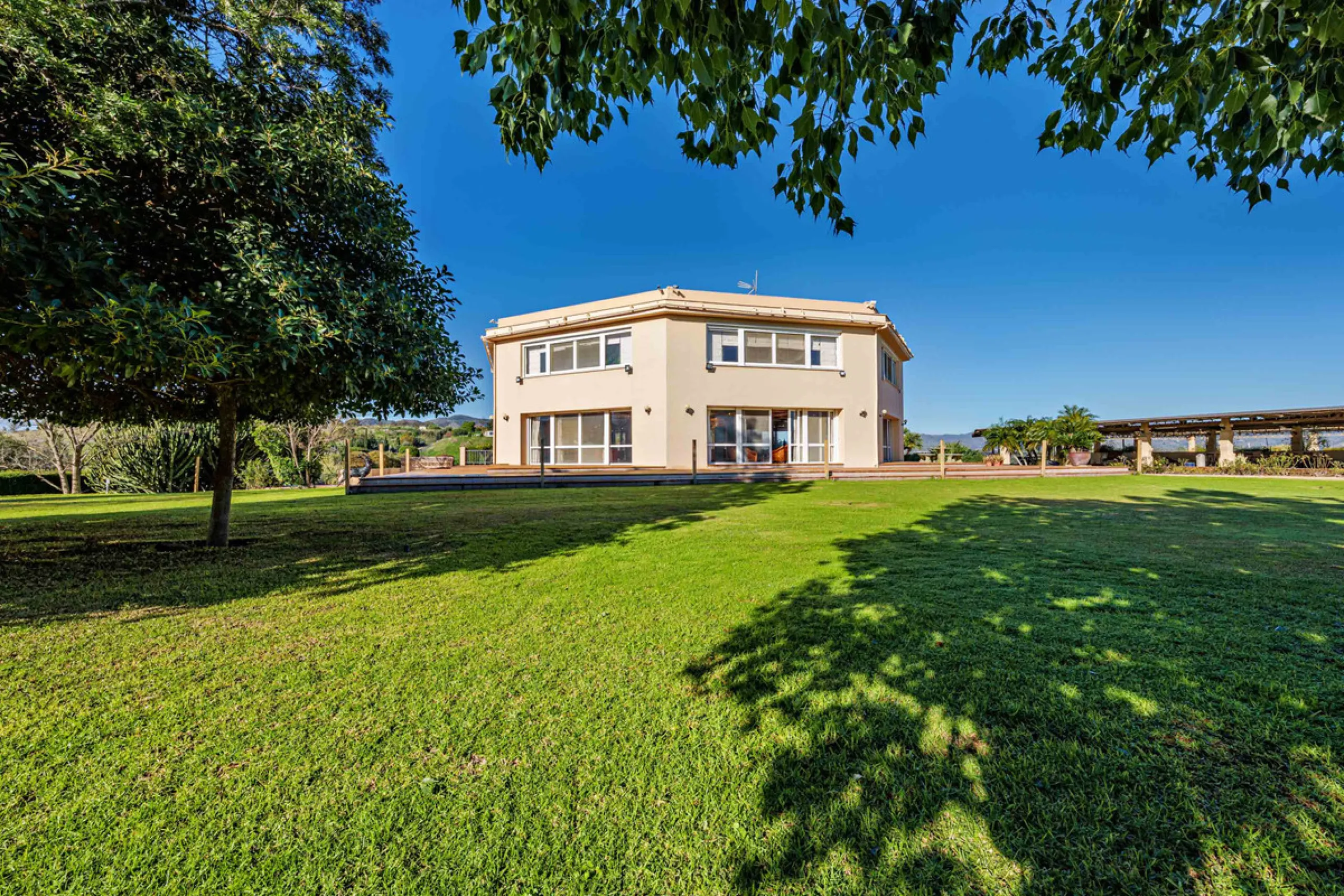 Spectacular estate located in Alhaurín de la Torre, surrounded by nature and extensive farmland, offering maximum privacy, spaciousness, and breathtaking open views over the valley and the mountains. The property enjoys a peaceful and privileged setting j