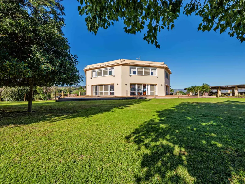 Spectacular estate located in Alhaurín de la Torre, surrounded by nature and extensive farmland, offering maximum privacy, spaciousness, and breathtaking open views over the valley and the mountains. The property enjoys a peaceful and privileged setting j