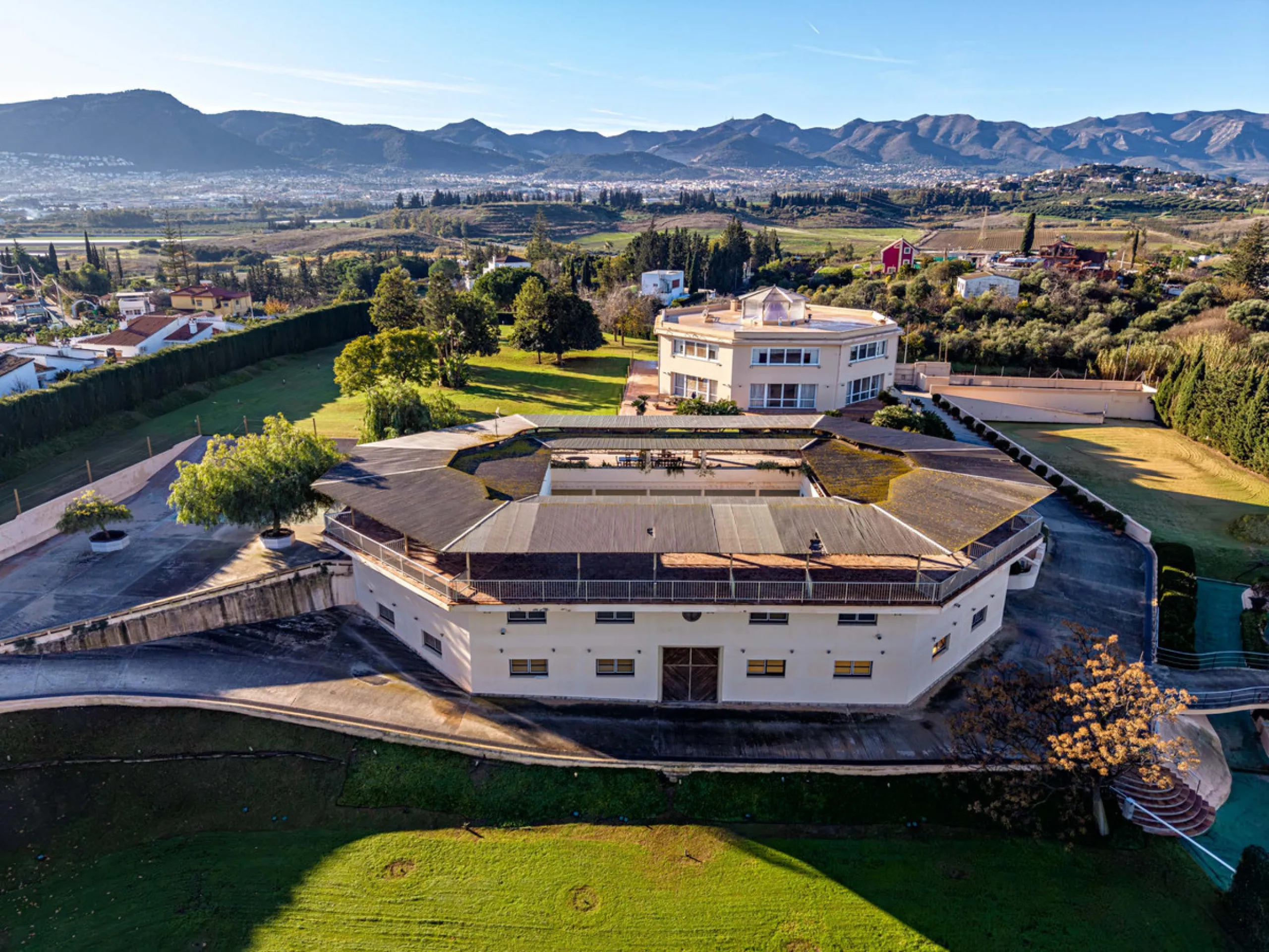 Spectacular estate located in Alhaurín de la Torre, surrounded by nature and extensive farmland, offering maximum privacy, spaciousness, and breathtaking open views over the valley and the mountains. The property enjoys a peaceful and privileged setting j