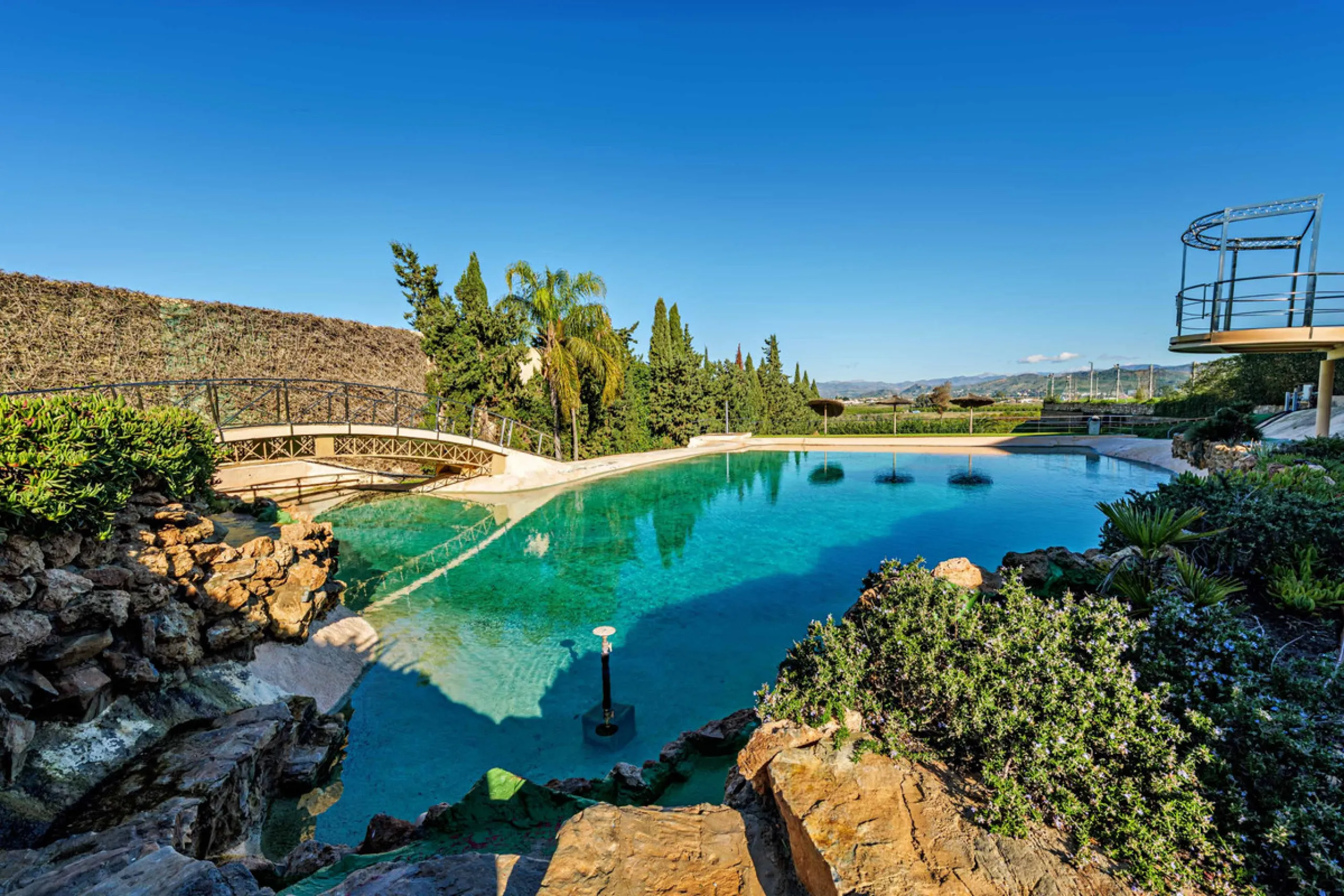 Spectacular estate located in Alhaurín de la Torre, surrounded by nature and extensive farmland, offering maximum privacy, spaciousness, and breathtaking open views over the valley and the mountains. The property enjoys a peaceful and privileged setting j