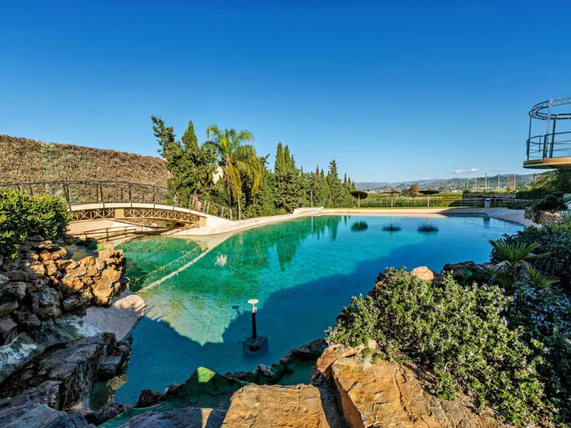 Spectacular estate located in Alhaurín de la Torre, surrounded by nature and extensive farmland, offering maximum privacy, spaciousness, and breathtaking open views over the valley and the mountains. The property enjoys a peaceful and privileged setting j