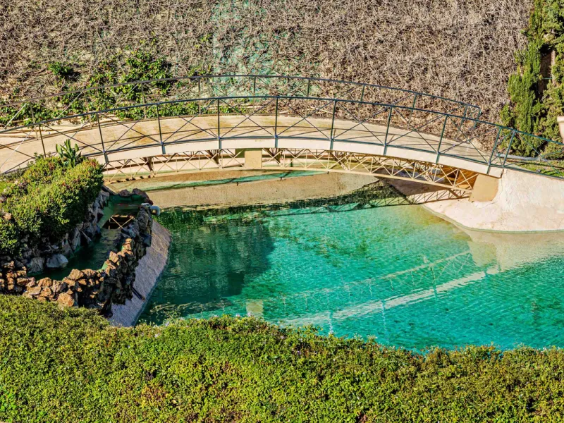 Spectacular estate located in Alhaurín de la Torre, surrounded by nature and extensive farmland, offering maximum privacy, spaciousness, and breathtaking open views over the valley and the mountains. The property enjoys a peaceful and privileged setting j