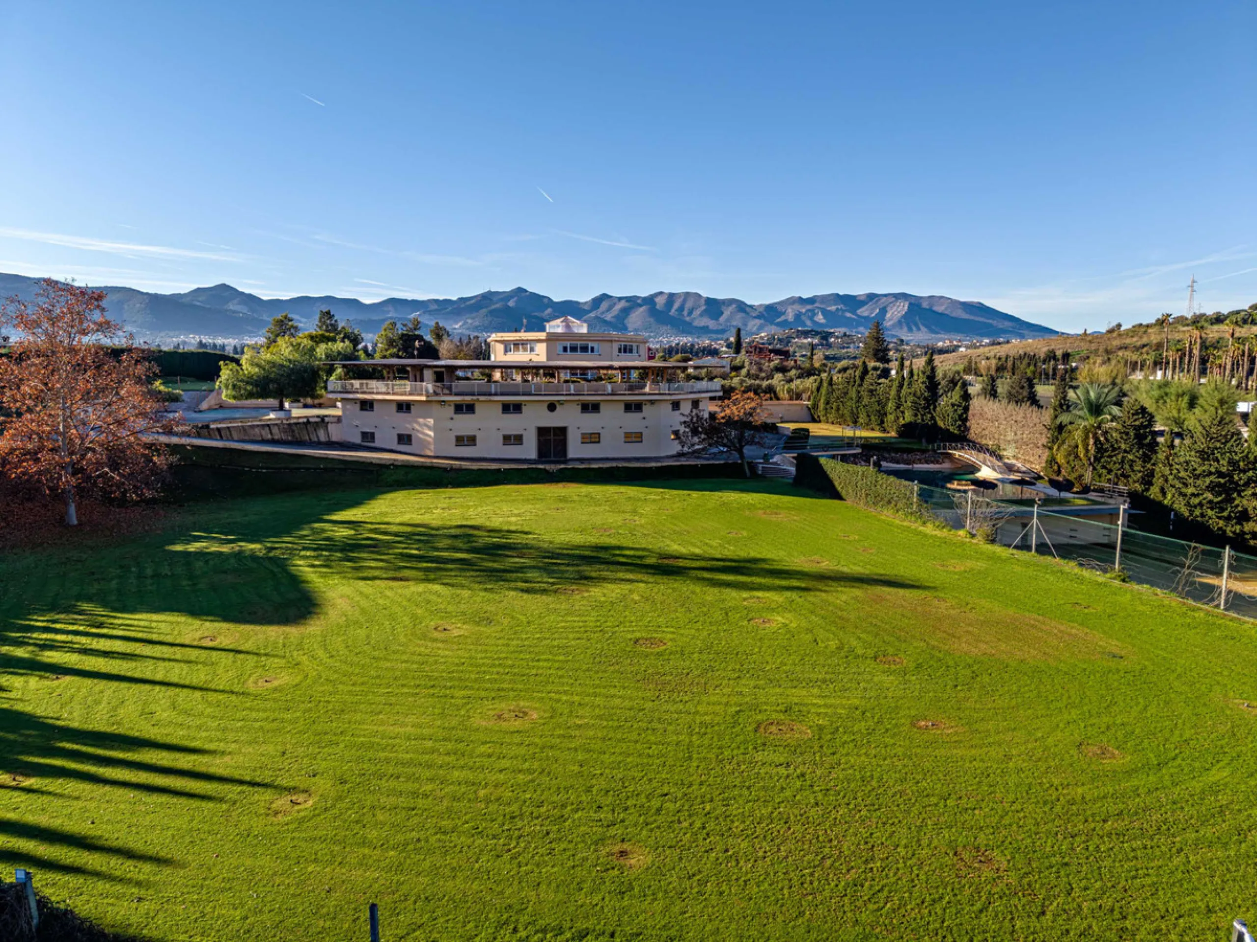 Spectacular estate located in Alhaurín de la Torre, surrounded by nature and extensive farmland, offering maximum privacy, spaciousness, and breathtaking open views over the valley and the mountains. The property enjoys a peaceful and privileged setting j