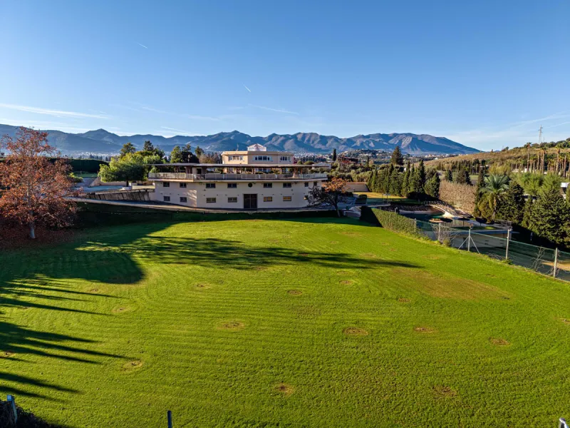 Spectacular estate located in Alhaurín de la Torre, surrounded by nature and extensive farmland, offering maximum privacy, spaciousness, and breathtaking open views over the valley and the mountains. The property enjoys a peaceful and privileged setting j