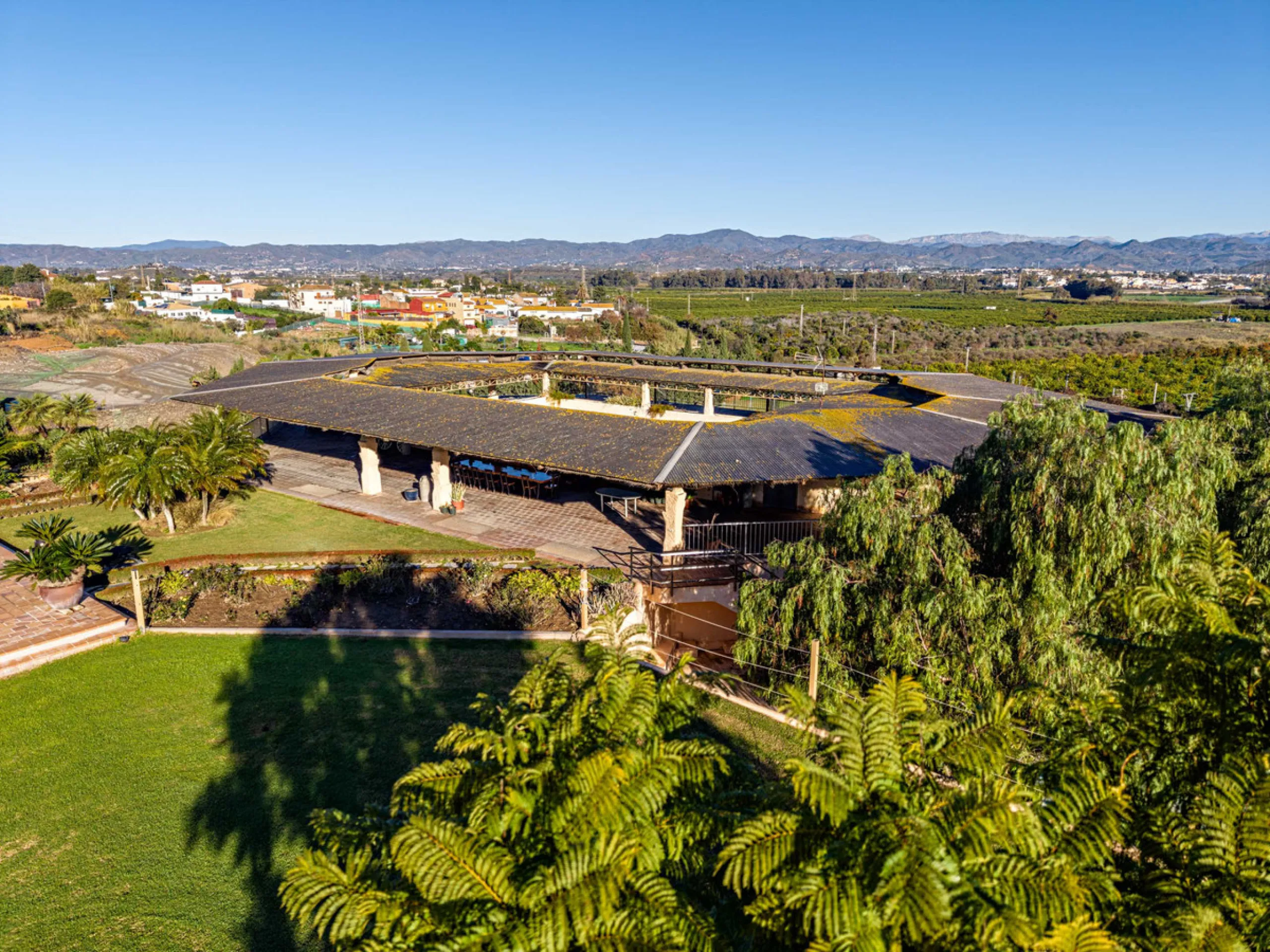 Spectacular estate located in Alhaurín de la Torre, surrounded by nature and extensive farmland, offering maximum privacy, spaciousness, and breathtaking open views over the valley and the mountains. The property enjoys a peaceful and privileged setting j