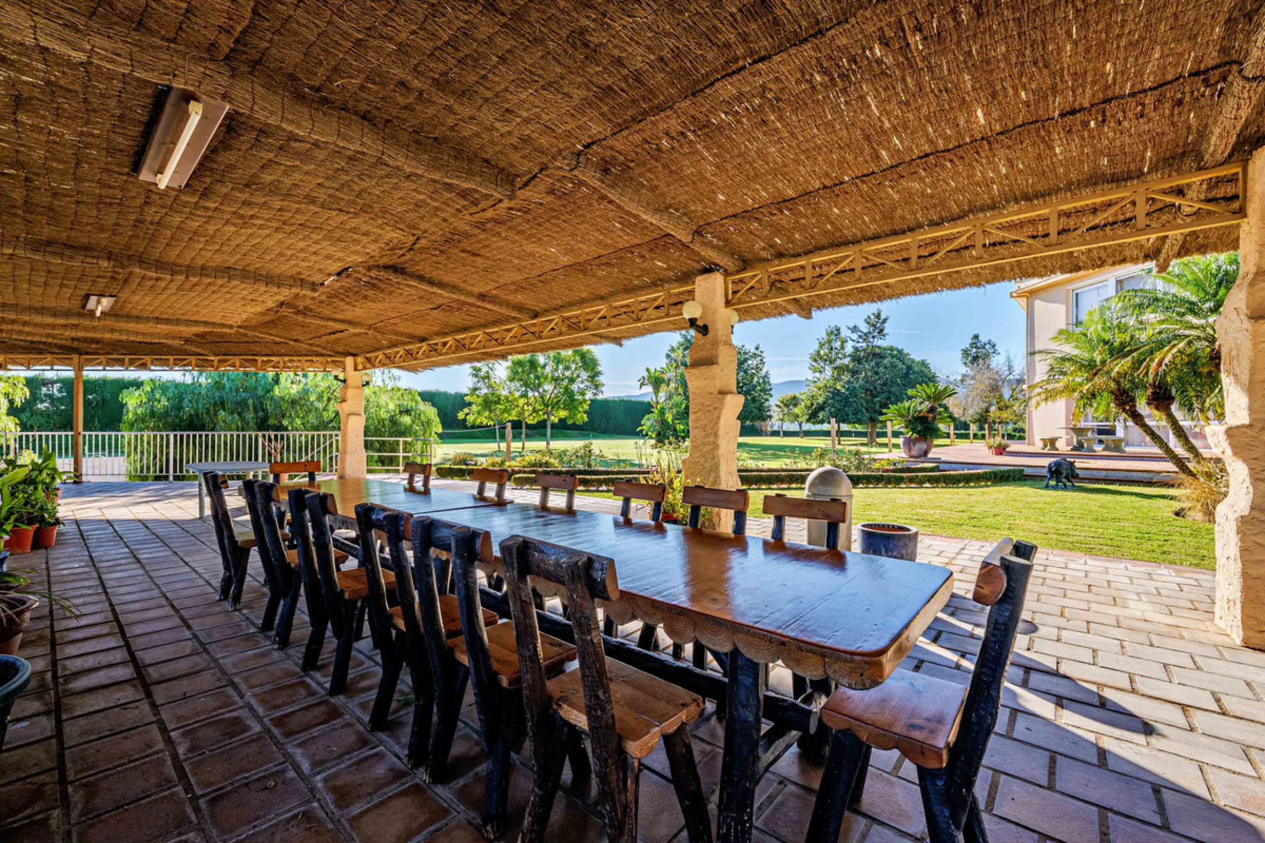 Spectacular estate located in Alhaurín de la Torre, surrounded by nature and extensive farmland, offering maximum privacy, spaciousness, and breathtaking open views over the valley and the mountains. The property enjoys a peaceful and privileged setting j